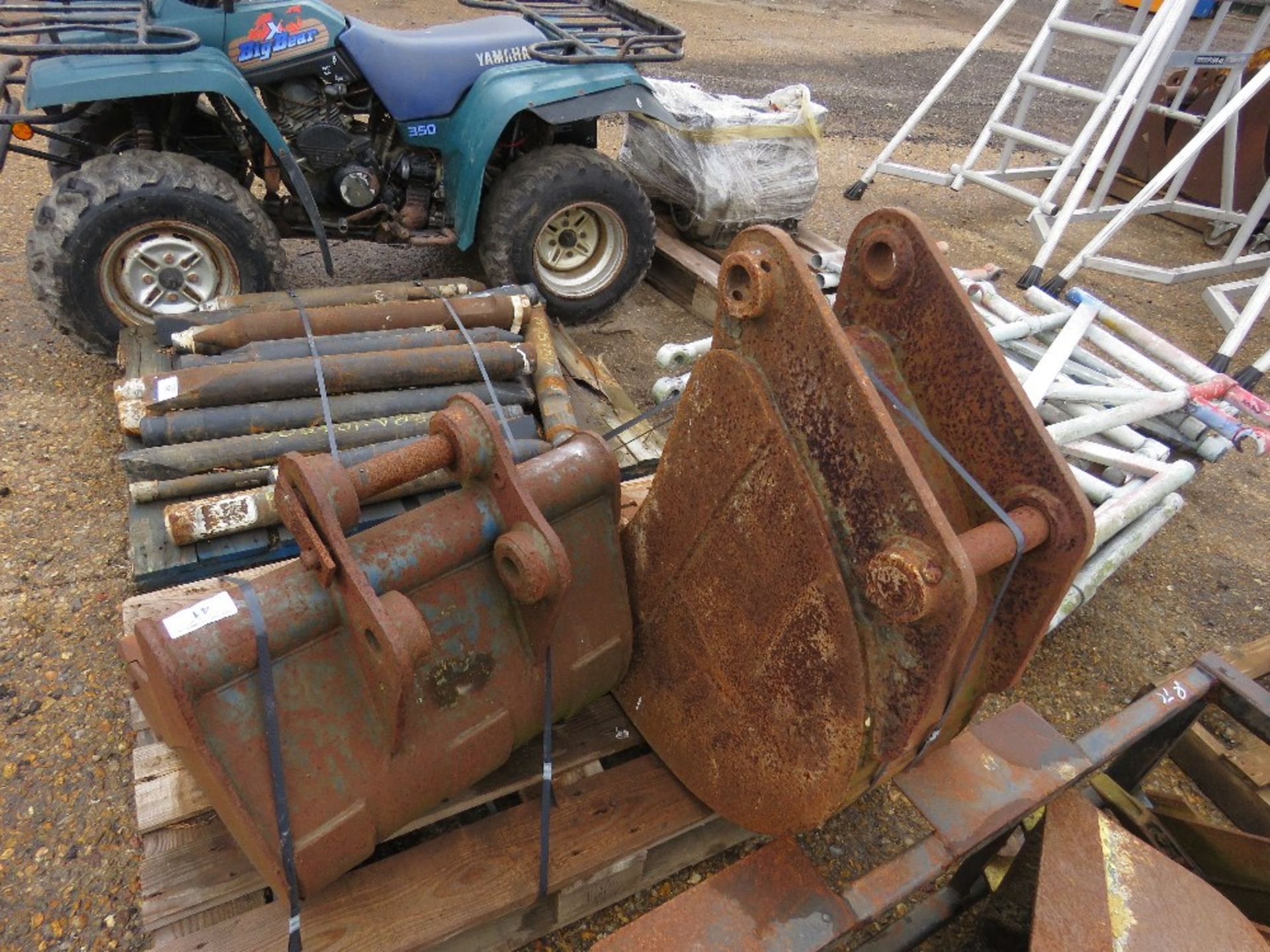 MINI EXCAVATOR BUCKETS, 12INCH ON 45MM PINS AND 24INCH ON 40MM PINS. - Image 3 of 3