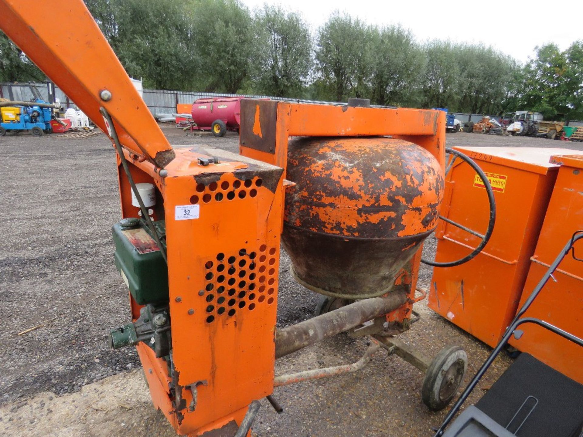 BELLE LISTER ENGINED HANDLE START SITE MIXER. WHEN TESTED WAS SEEN TO RUN AND MIX. WITH HANDLE. - Image 2 of 4