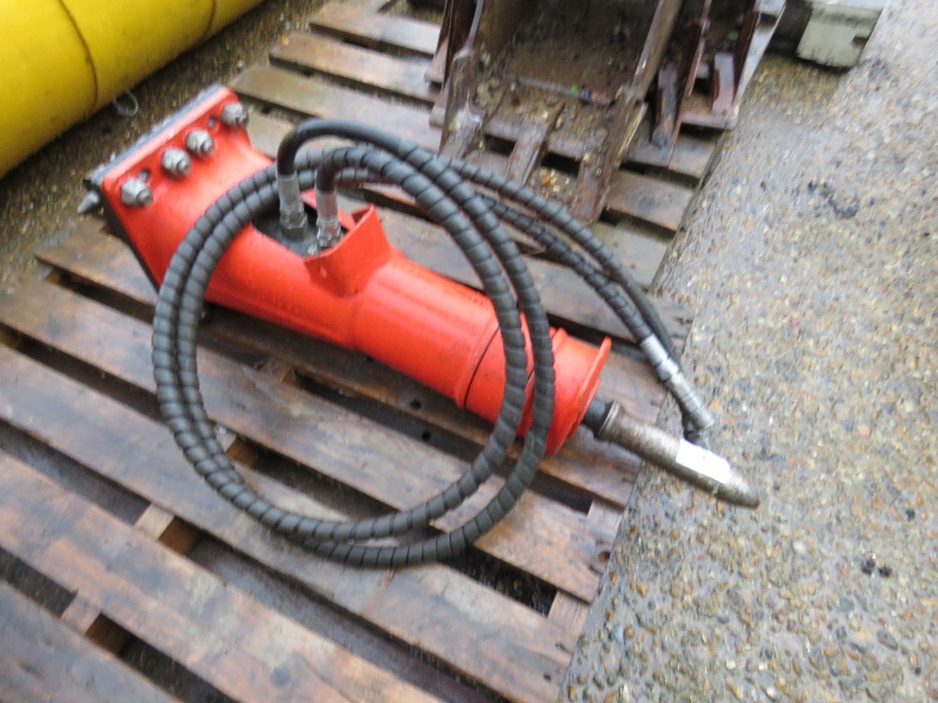 MONTEBERT SILVER CUP TYPE BREAKER FOR 1.5TONNE EXCAVATOR.RED. 25MM PINS. - Image 3 of 4