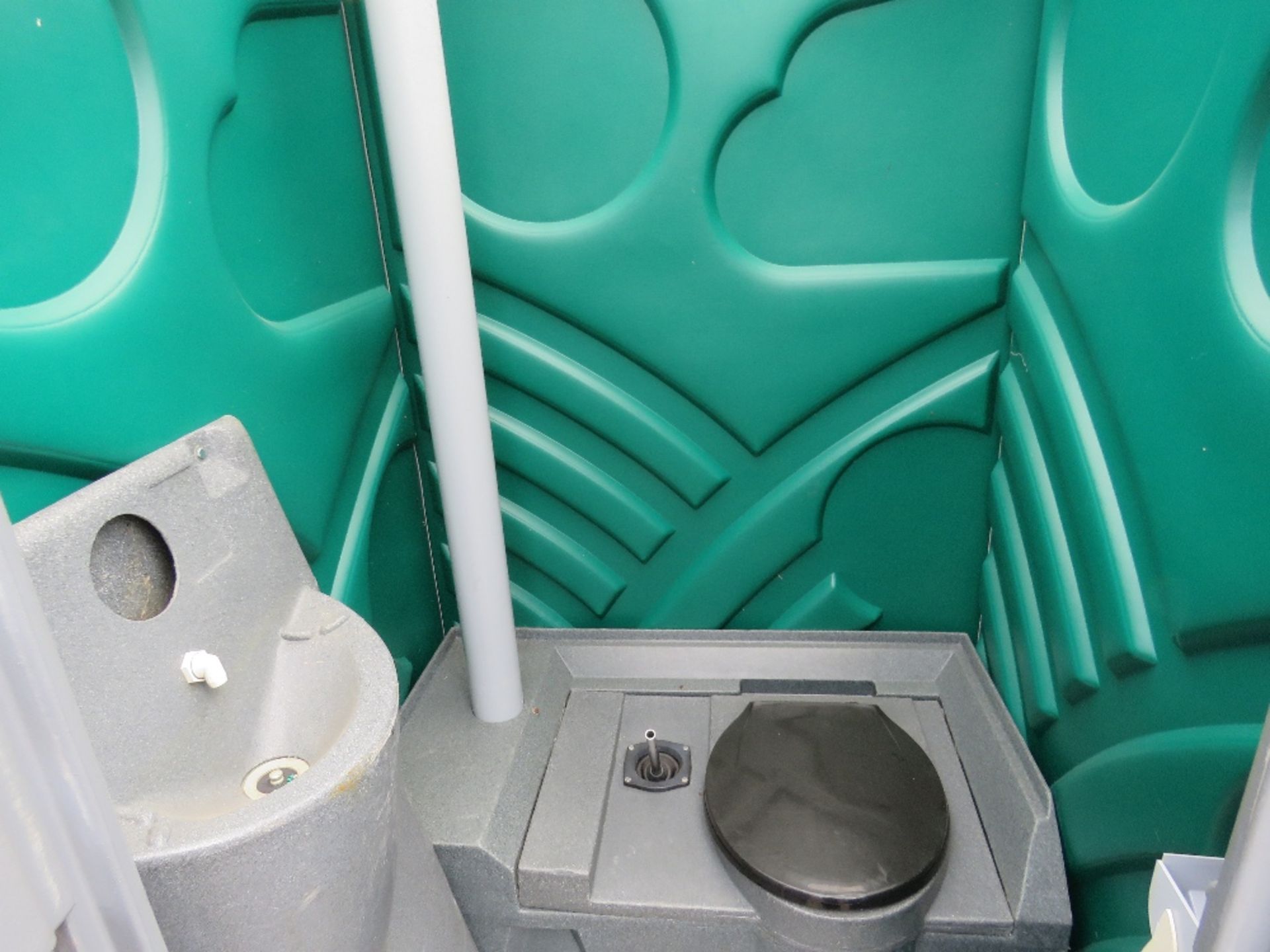 PORTABLE SITE TOILET WITH HAND BASIN. - Image 2 of 2