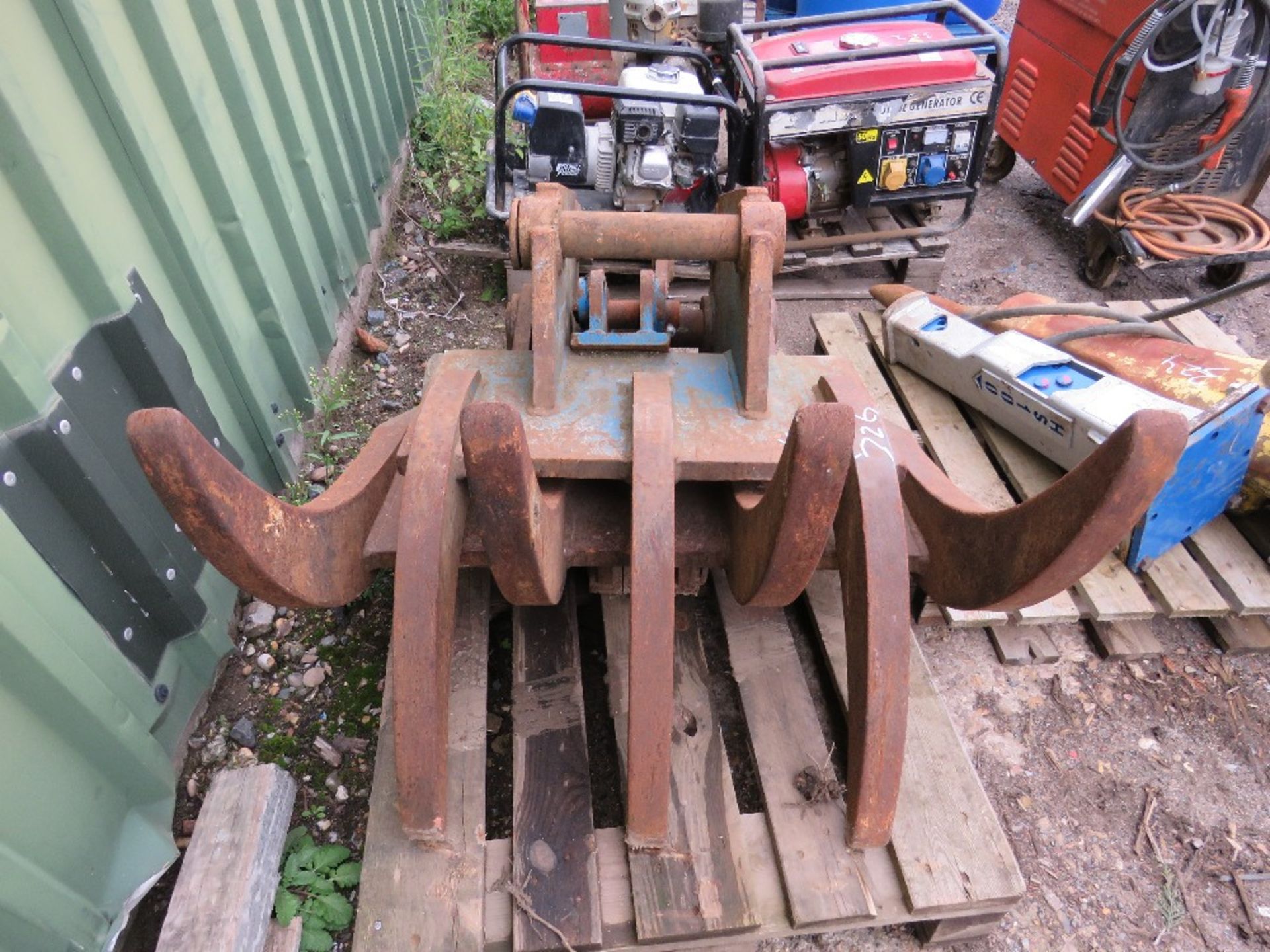 6 FINGER MECHANICAL GRAPPLE ON 65MM PINS FOR 13TONNE EXCAVATOR, WITH LINK BAR AND BRACKET. - Image 2 of 3
