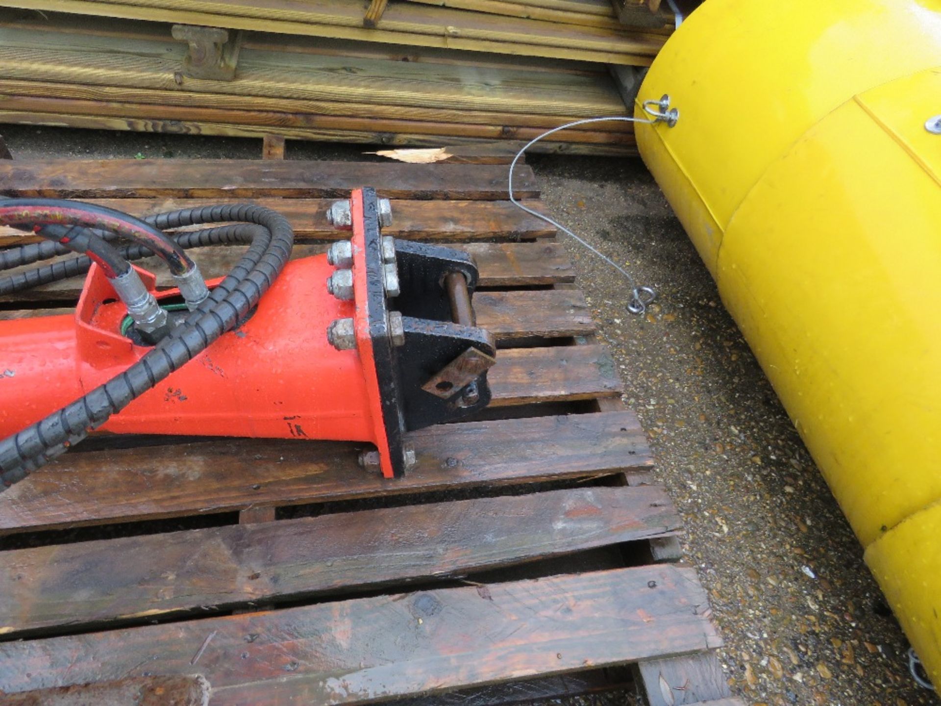 MONTEBERT SILVER CUP TYPE BREAKER FOR 1.5TONNE EXCAVATOR.RED. 25MM PINS. - Image 2 of 4
