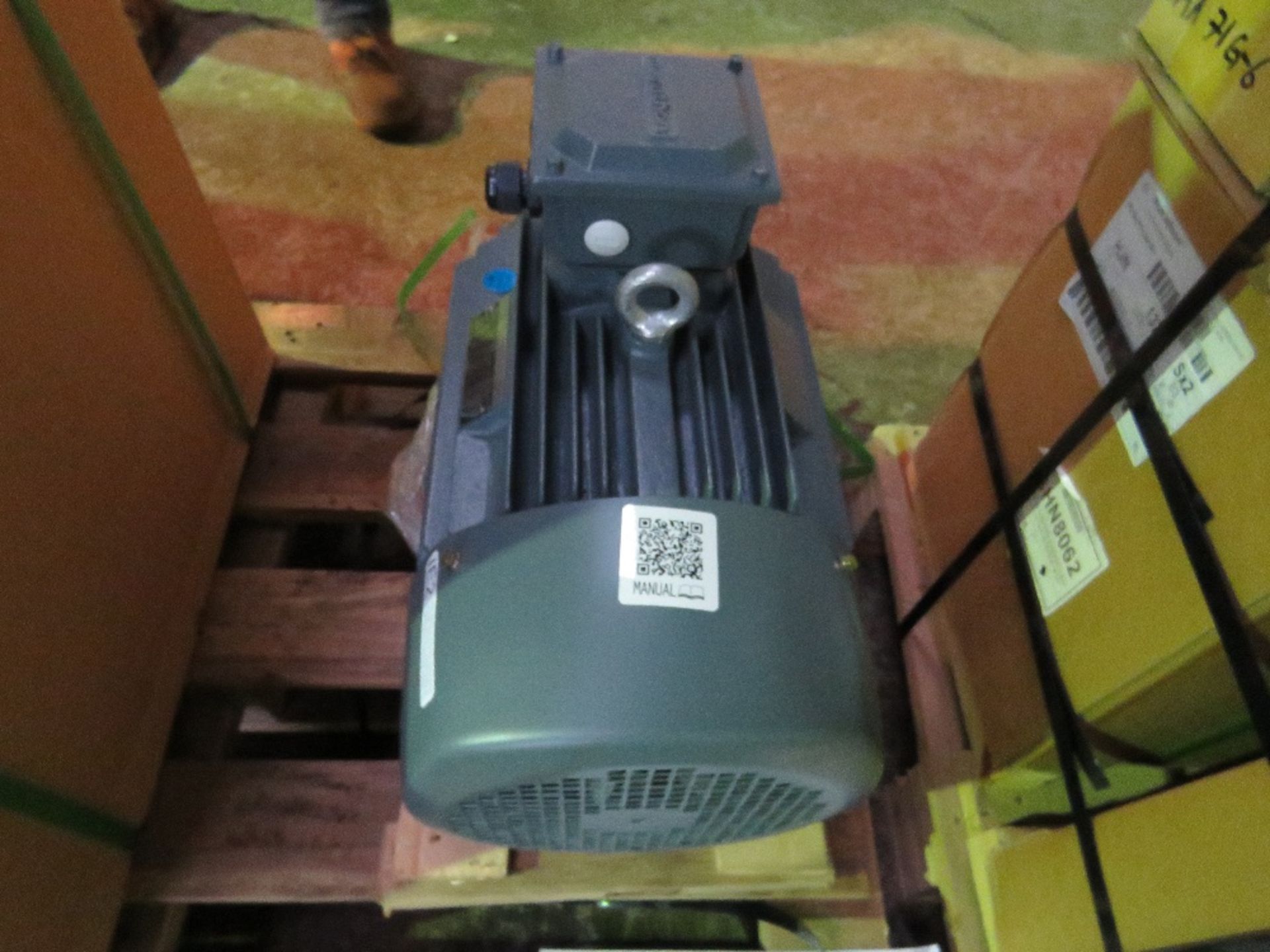 PALLET CONTAINING 1 X 7.5KW ELECTRIC MOTOR PLUS 3 X FAN COVERS. 400/690 VOLT POWERED. BOXED/PACKAG