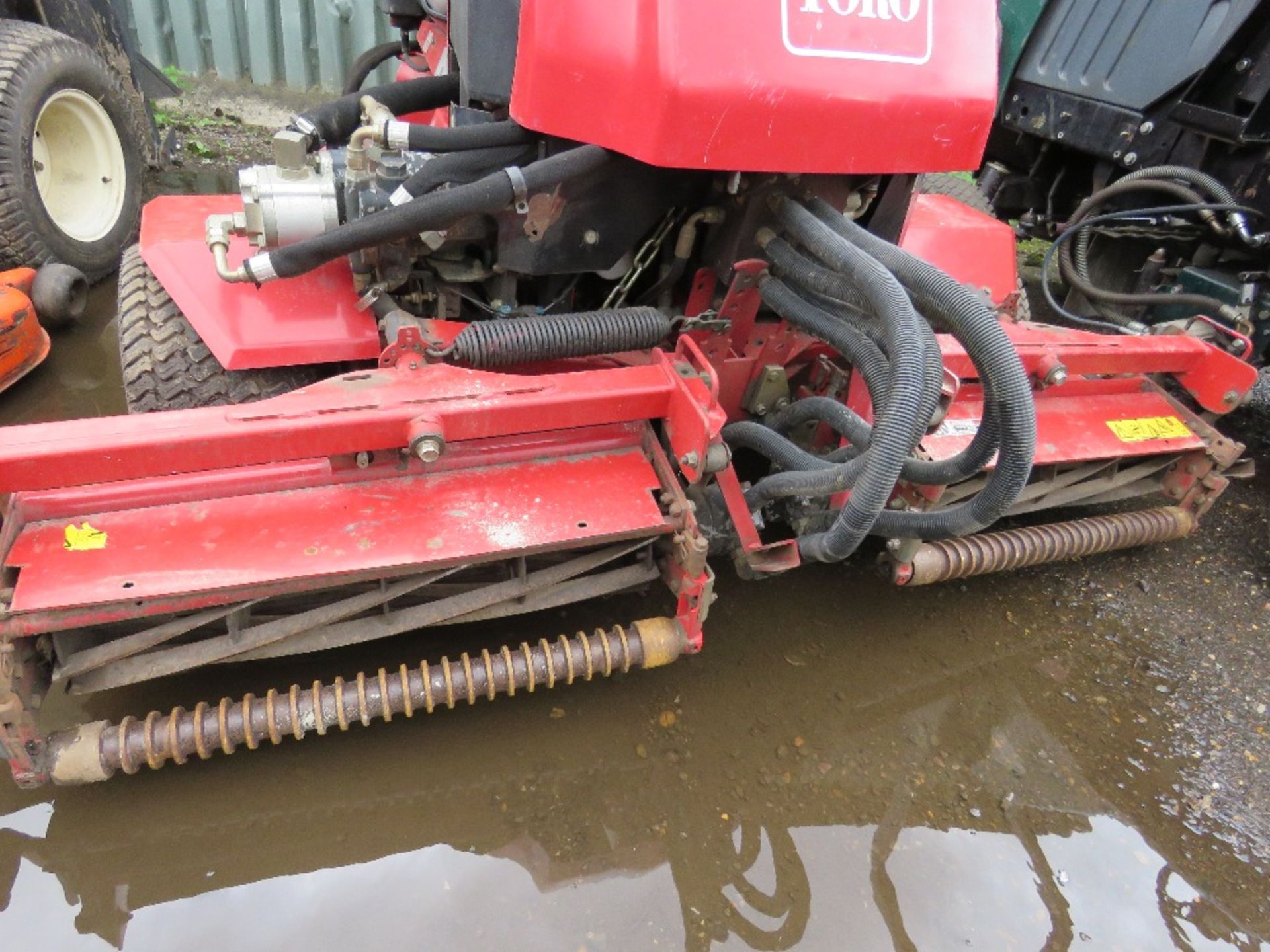 TORO REELMASTER 2300D 3218 REC HRS. TRIPLE MOWER. WHEN TESTED WAS SEEN TO DRIVE, STEER AND BLADES TU - Image 2 of 5