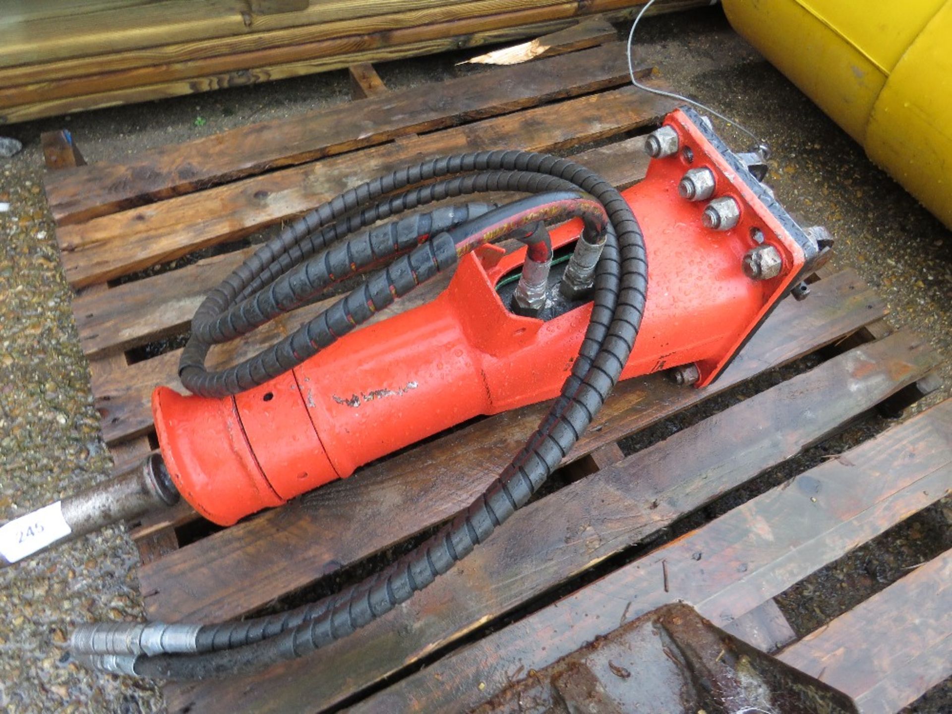 MONTEBERT SILVER CUP TYPE BREAKER FOR 1.5TONNE EXCAVATOR.RED. 25MM PINS.