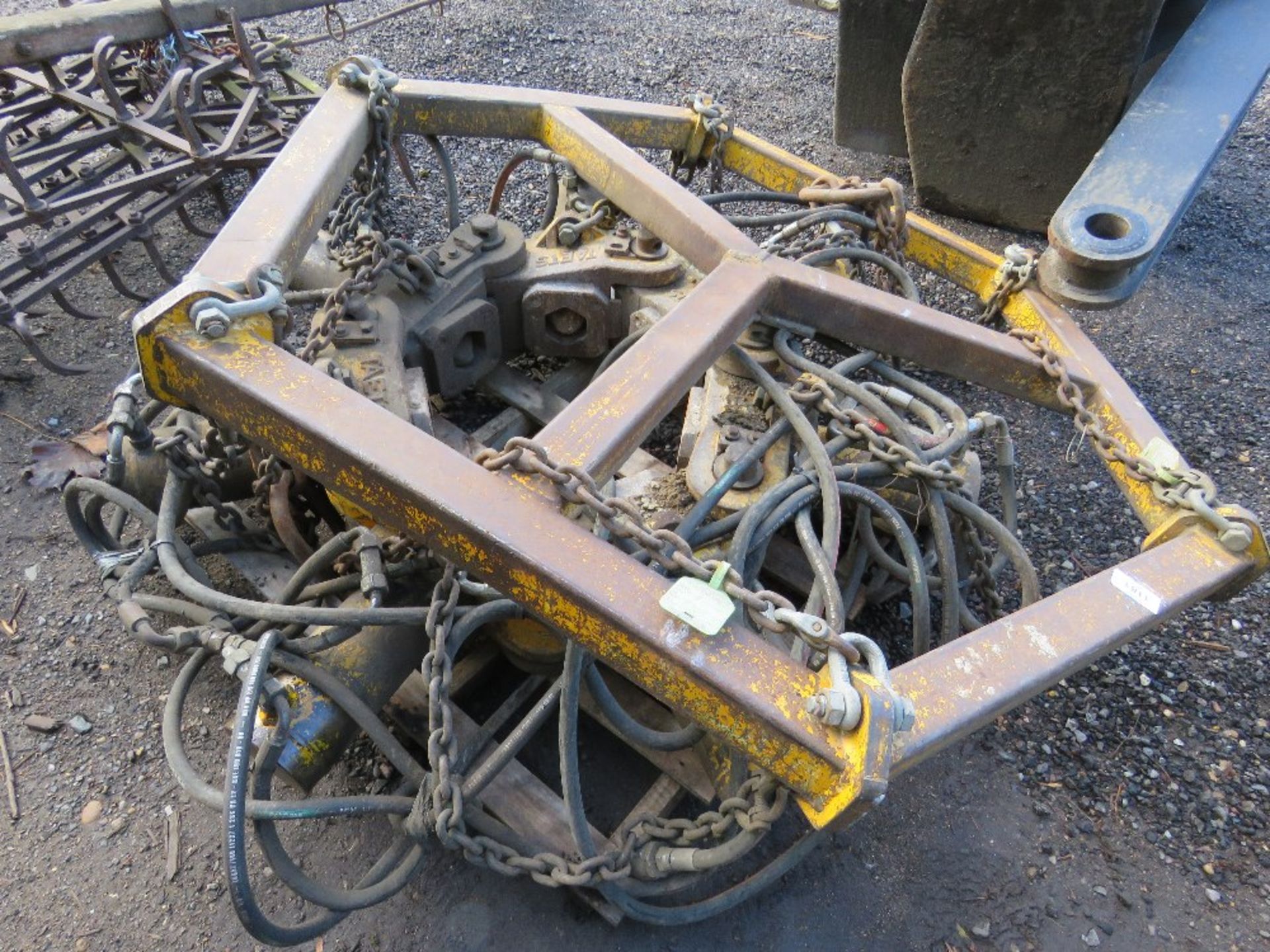 TAETS PILE CRACKER EXCAVATOR MOUNTED. WITH HANGING TOP CRADLE. 50CM APPROX MAXIMUM THROAT. - Image 2 of 2