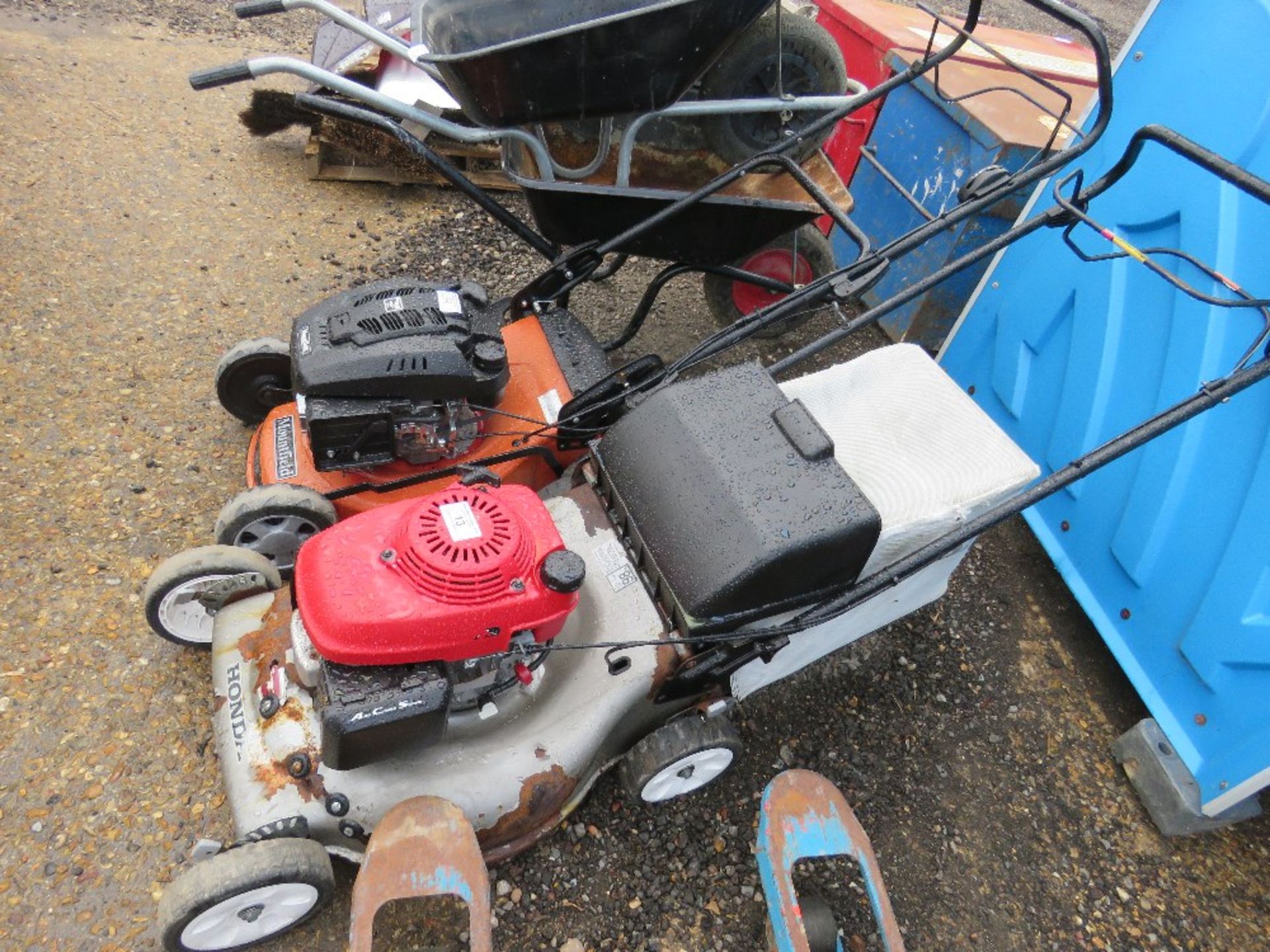 HONDA MOWER WITH COLLECTOR BAG. - Image 2 of 2