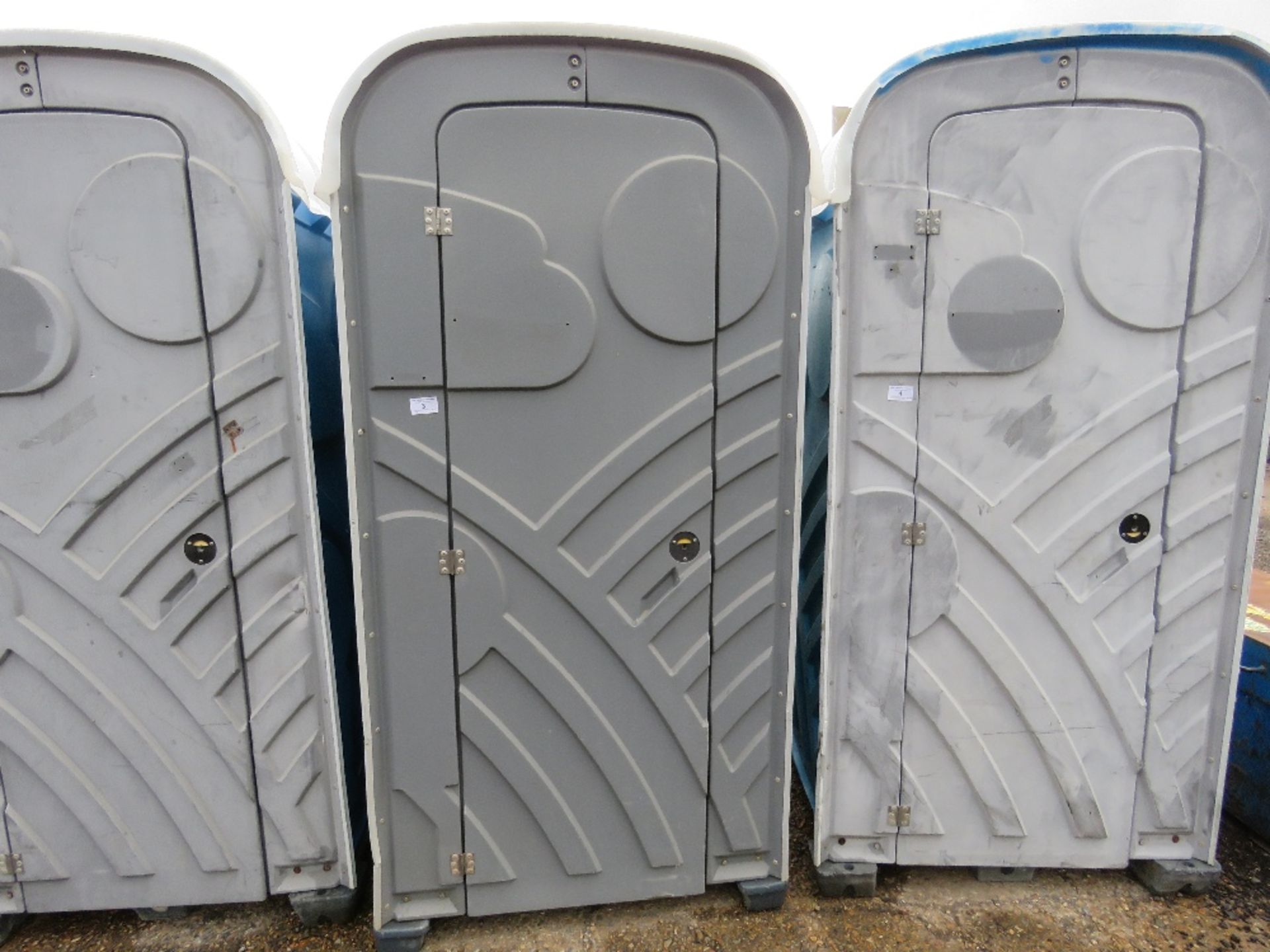 PORTABLE SITE TOILET WITH HAND BASIN.