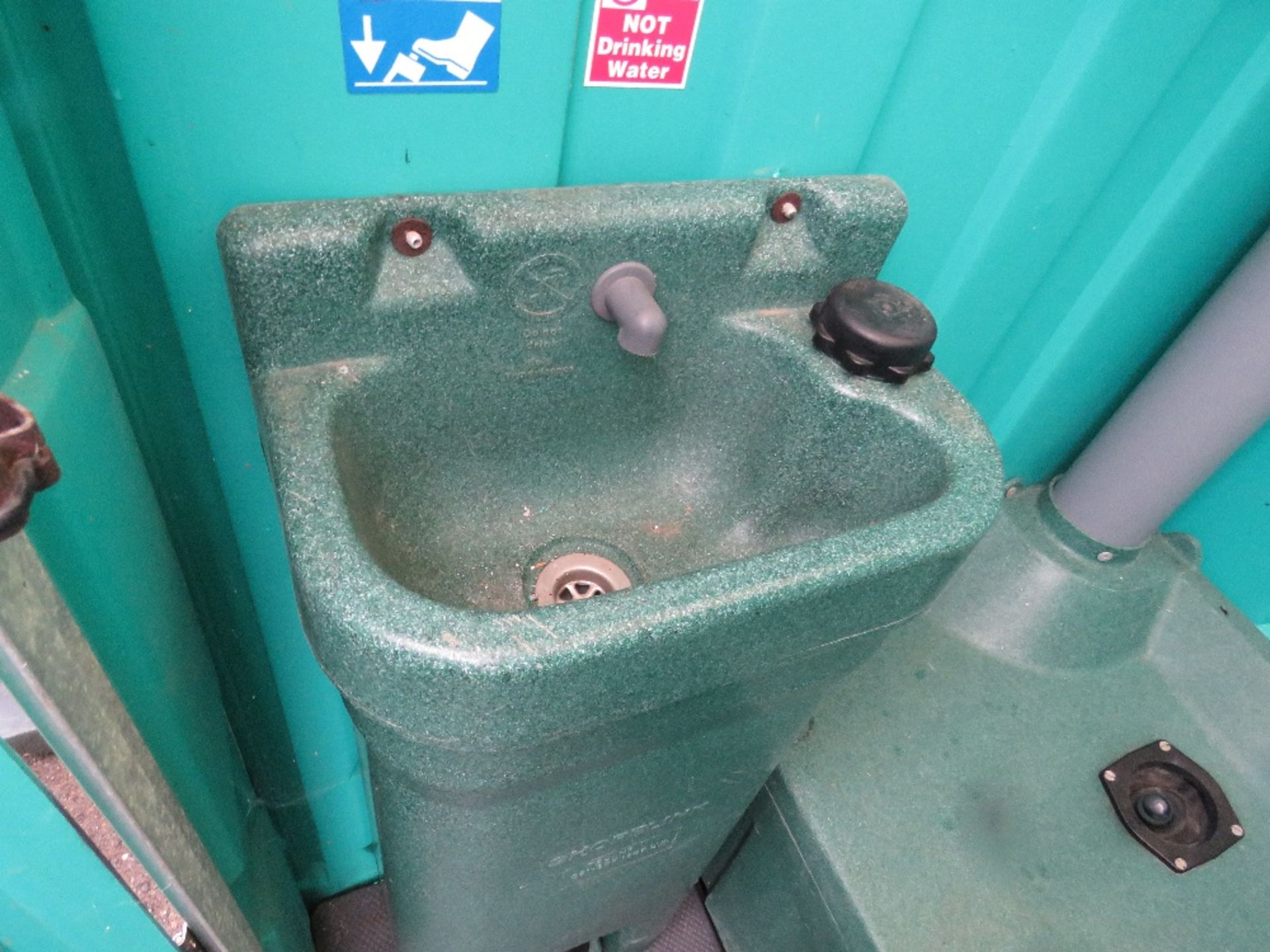 PORTABLE SITE TOILET WITH SINK. - Image 3 of 4