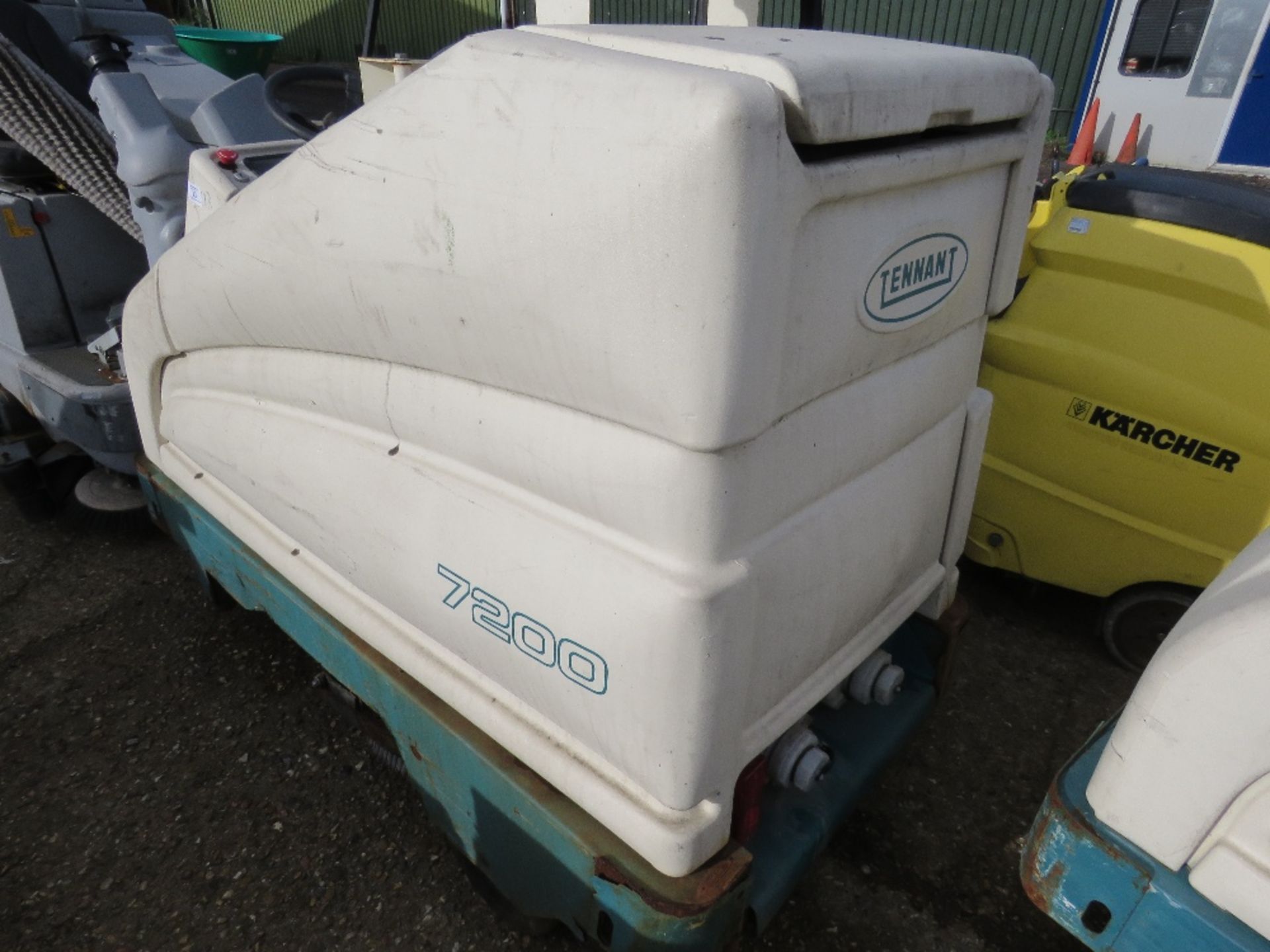 TENNANT 7200 RIDE ON SWEEPER WITH BATTERIES. SOURCED FROM SITE CLEARANCE CONDITION UNKNOWN. - Image 2 of 3