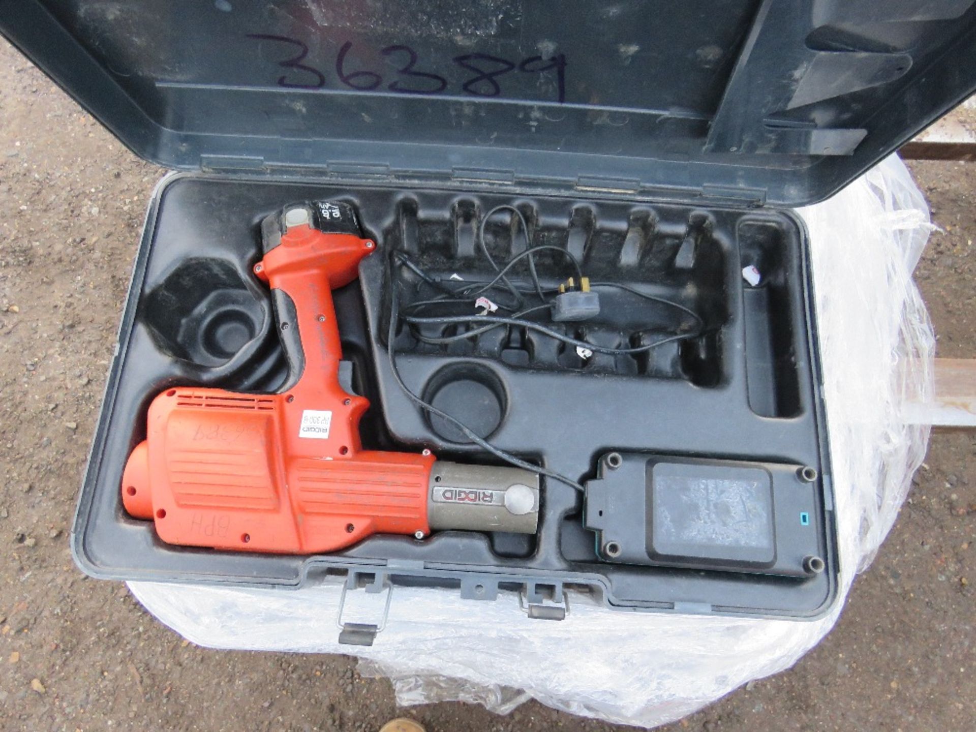 PALLET CONTAINING 6 X RIDGID RP300-B BATTERY POWERED CRIMPING UNITS. BOXES CONTAIN THE GUN PLUS CHAR - Image 2 of 4