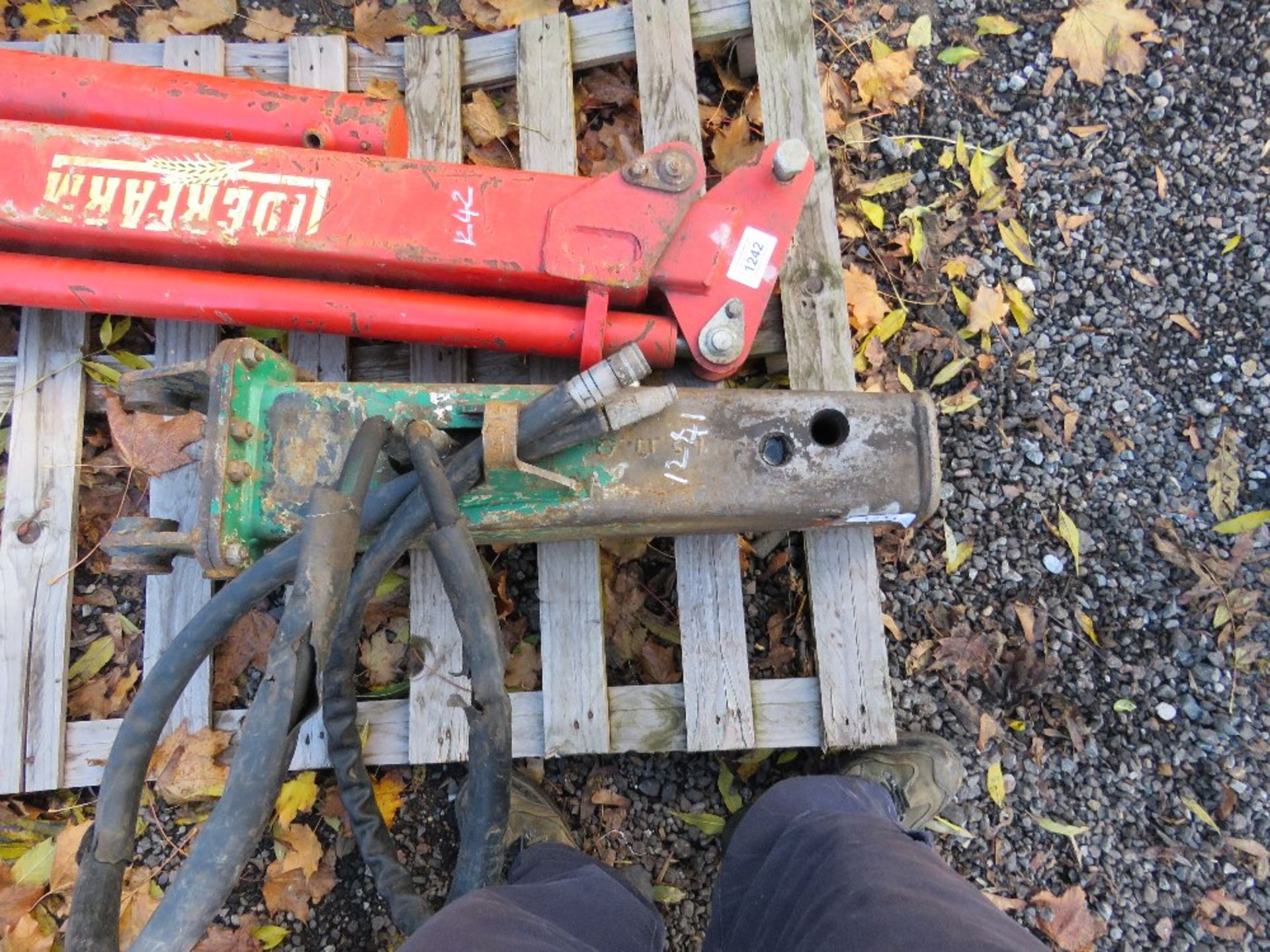 HYDRAULIC EXCAVATOR BREAKER ON 30MM PINS. NO POINT, CONDITION UNKNOWN.