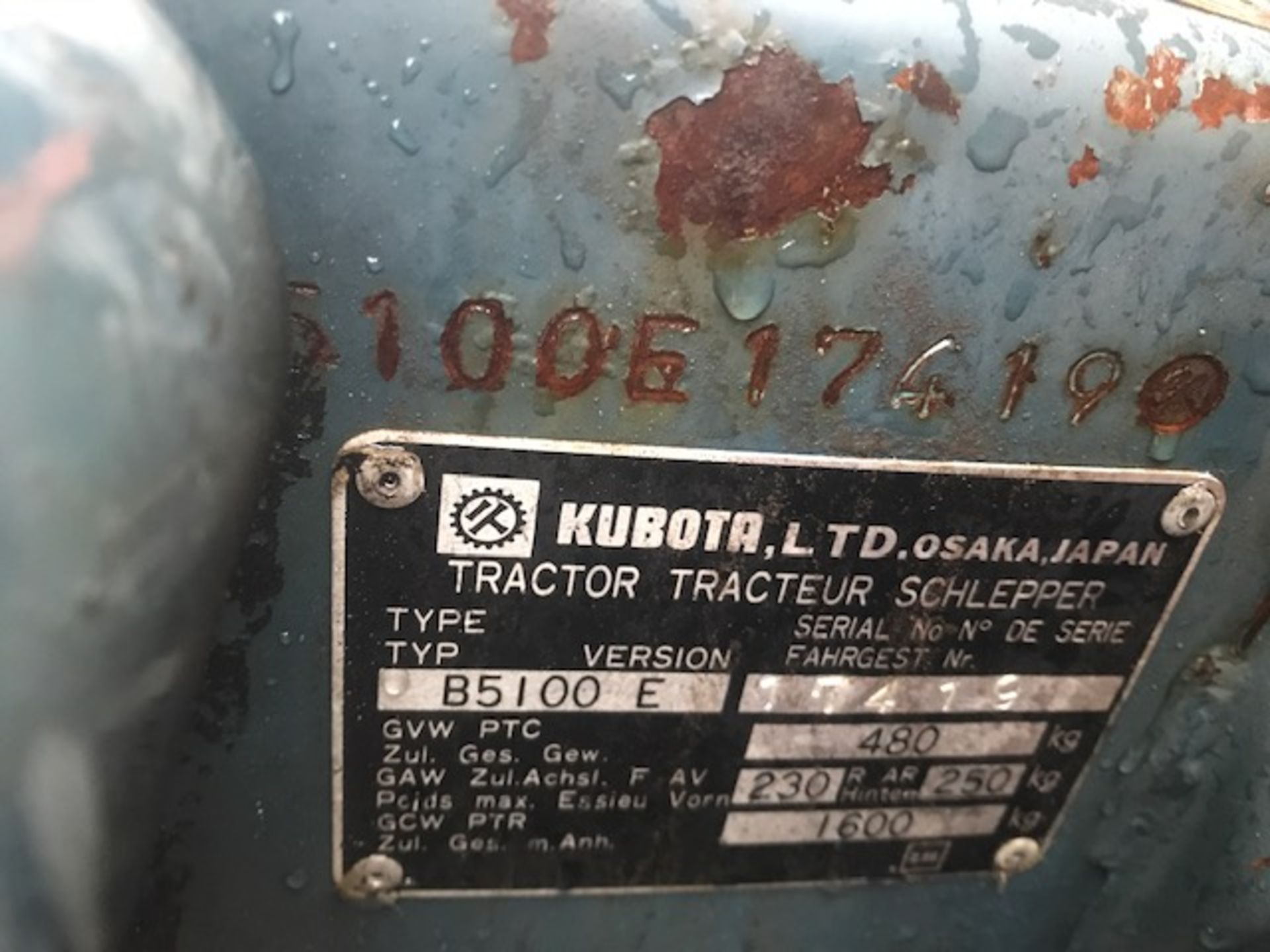 KUBOTA COMPACT TRACTOR ON GRASS TYRES. WHEN TESTED WAS SEEN TO DRIVE, STEER AND BRAKE. - Image 5 of 7