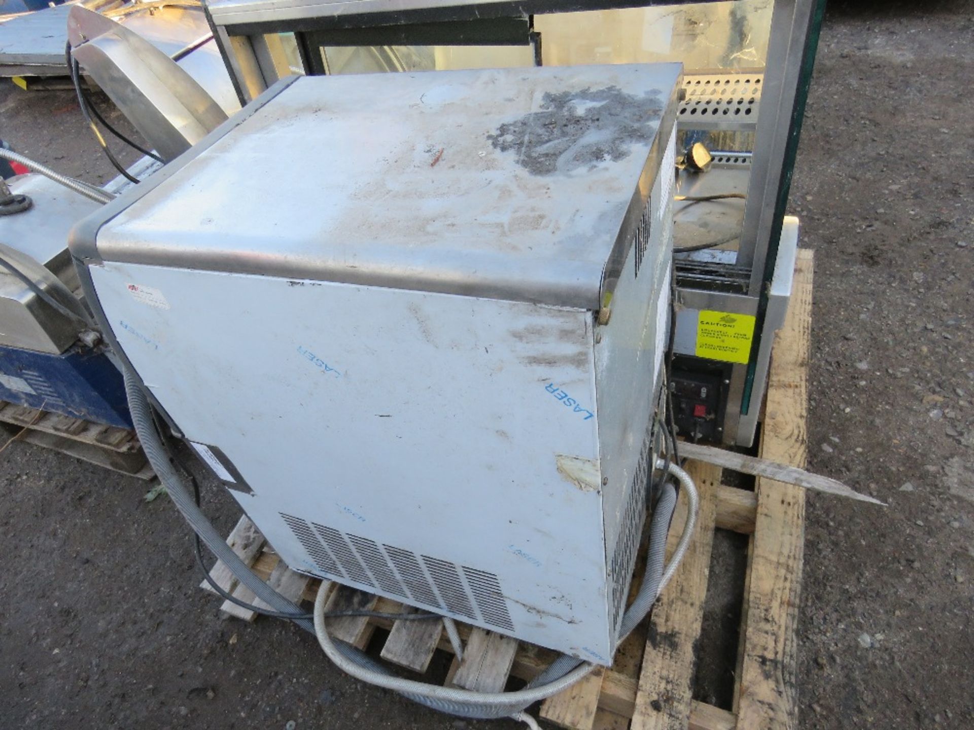 SANDWICH HEATER DSIPLAY UNIT PLUS EC56 ICE MAKER, EX CAFE CLOSURE, CONDITION UNKNOWN. - Image 4 of 6