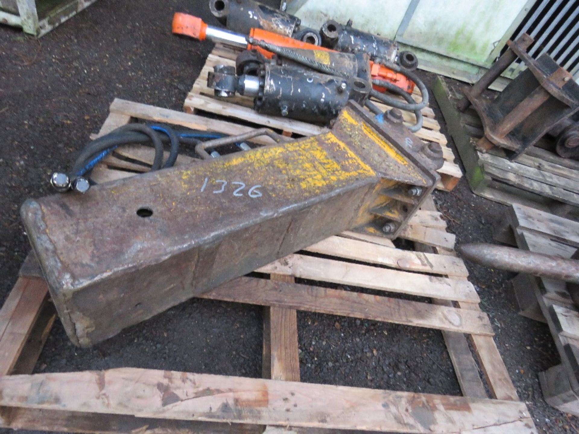 HYDRAULIC EXCAVATOR BREAKER ON 40MM PINS, CONDITION UNKNOWN. - Image 2 of 4