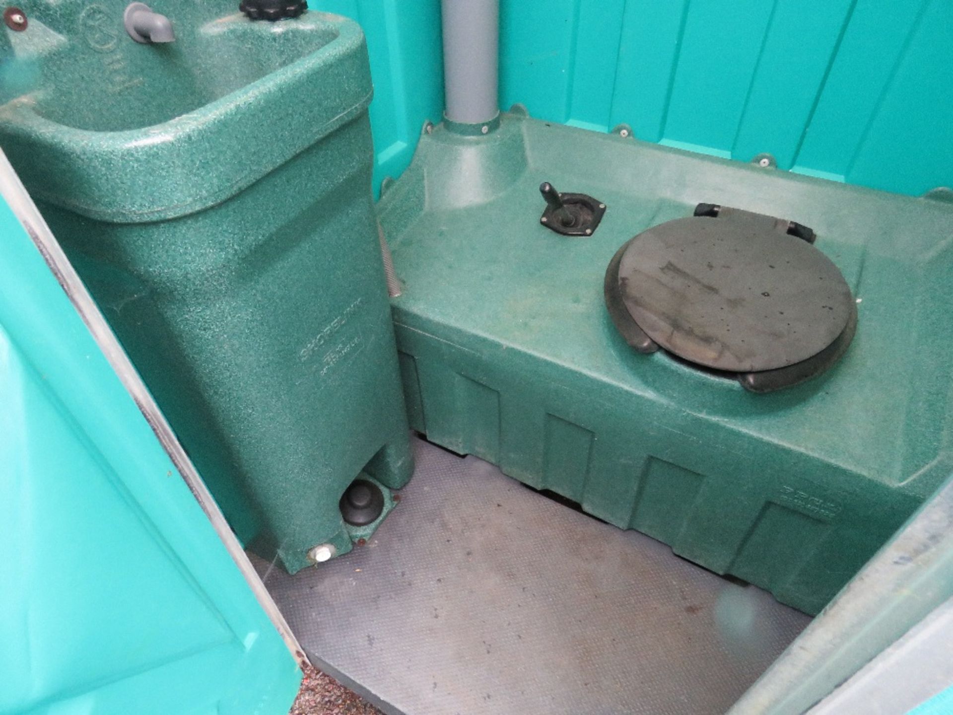 PORTABLE SITE TOILET WITH SINK. - Image 2 of 4