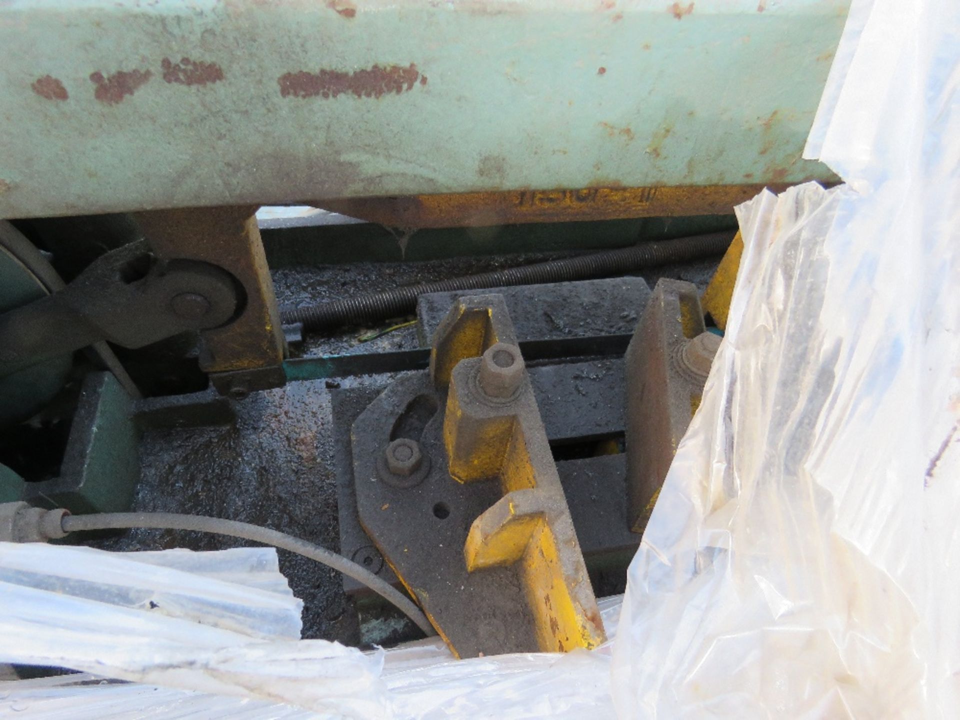 POWER HACKSAW WITH ROLLER BED FEED TABLE. - Image 5 of 6