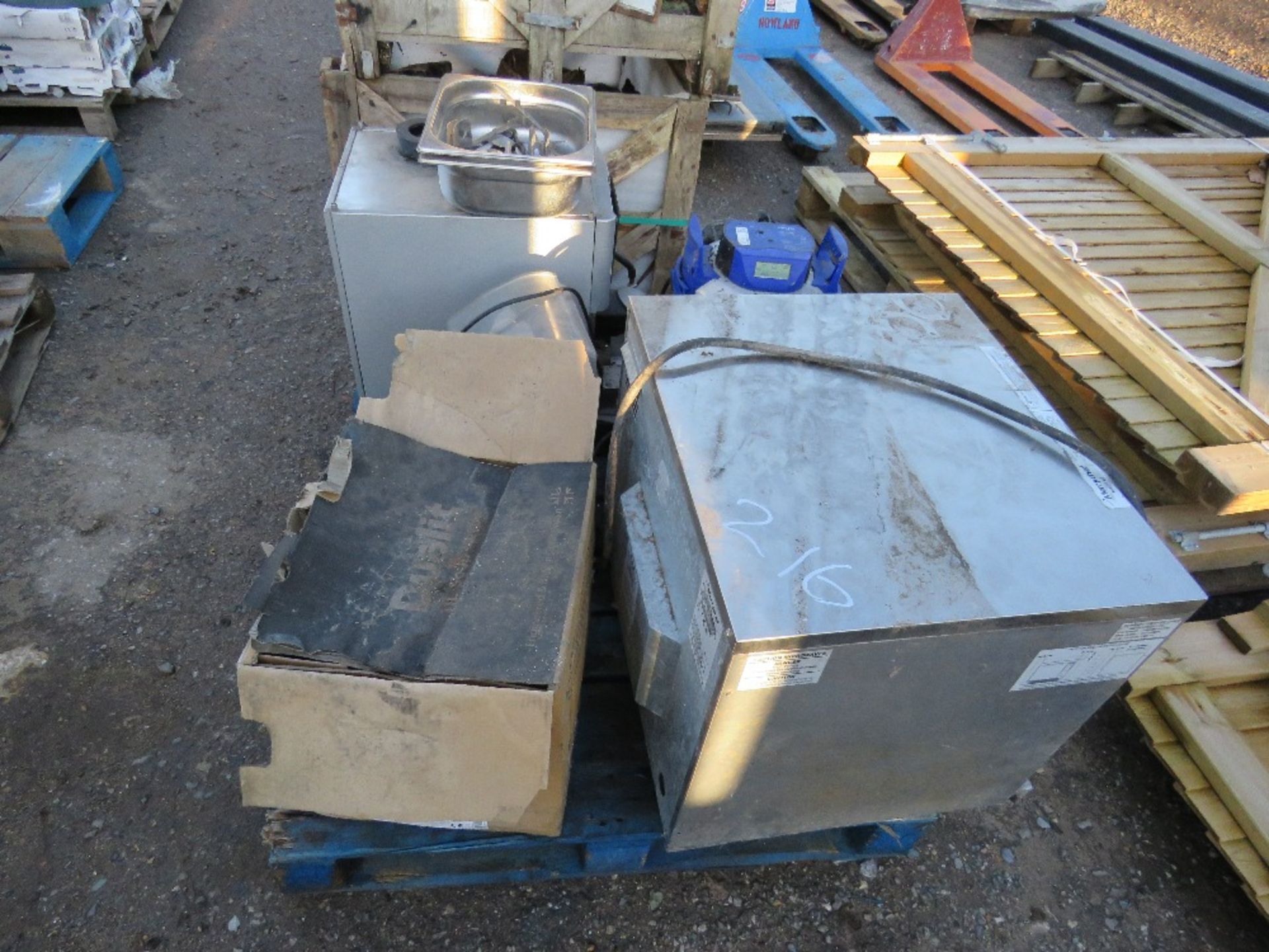 PALLET OF KITCHEN ITEMS, EX CAFE CLOSURE, CONDITION UNKNOWN.