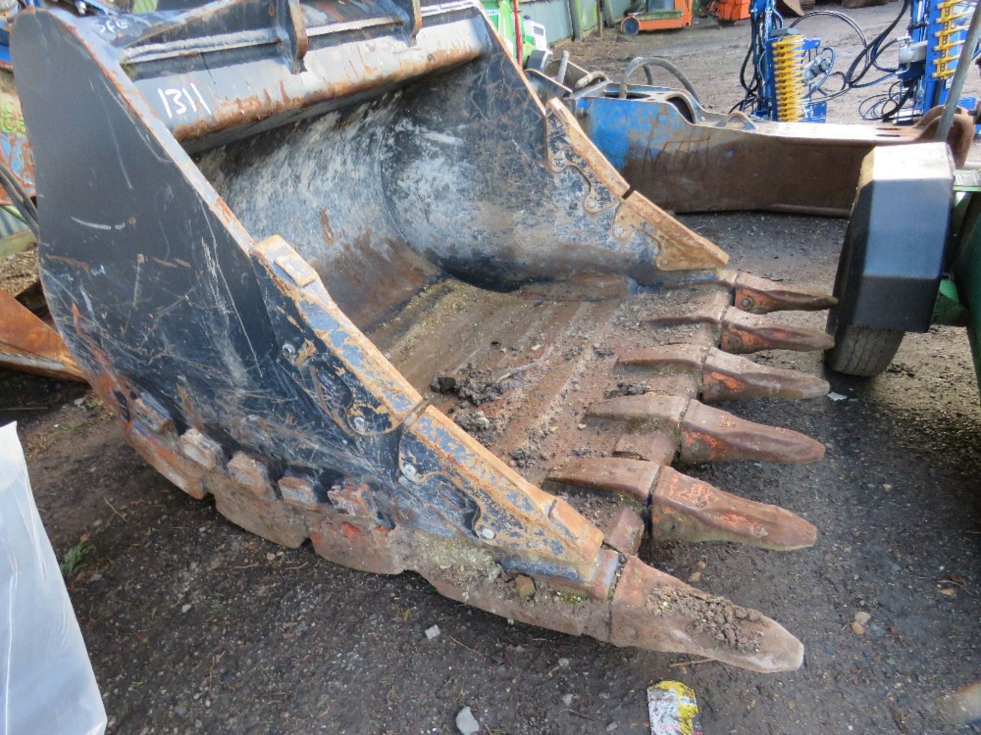 5FT WIDE ROCK DIGGING EXCAVATOR BUCKET. 90MM PINS. 41.5CM THROAT, 58CM CENTRES APPROX. LITTLE USED. - Image 2 of 6