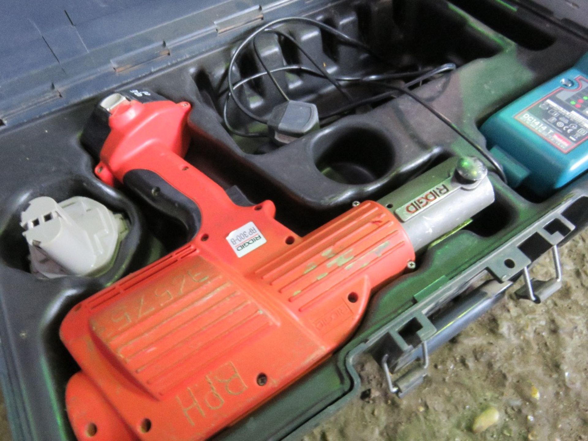 RIDGID RP300-B BATTERY POWERED CRIMPING GUN. NO HEADS. UNTESTED, CONDITION UNKNOWN. - Image 2 of 3