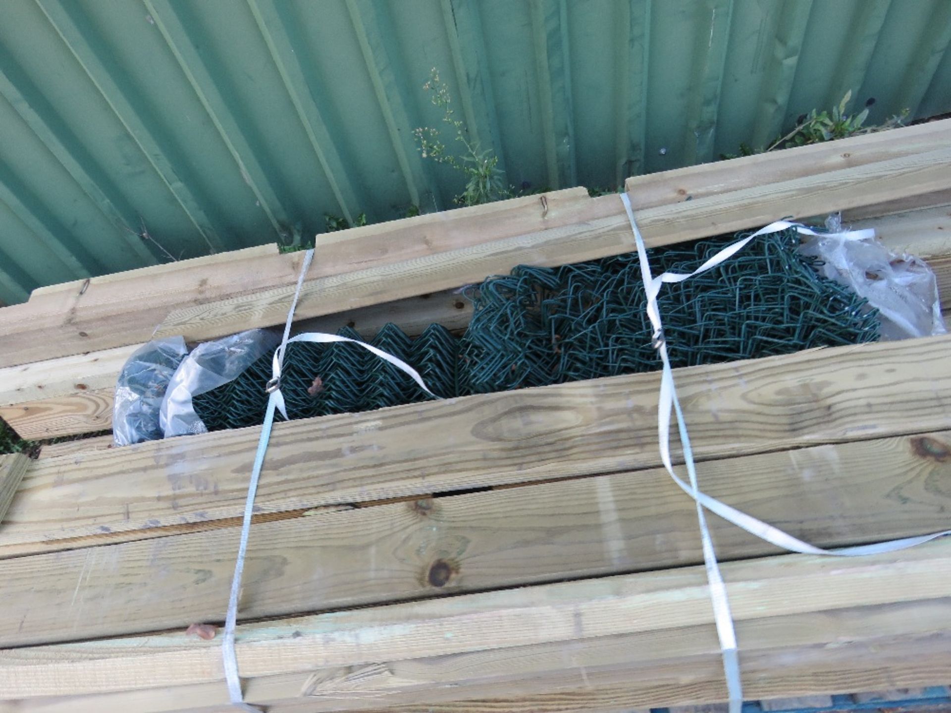 USEFUL TIMBER PLUS ROLL OF GREEN CHAINLINK FENCING. - Image 3 of 3