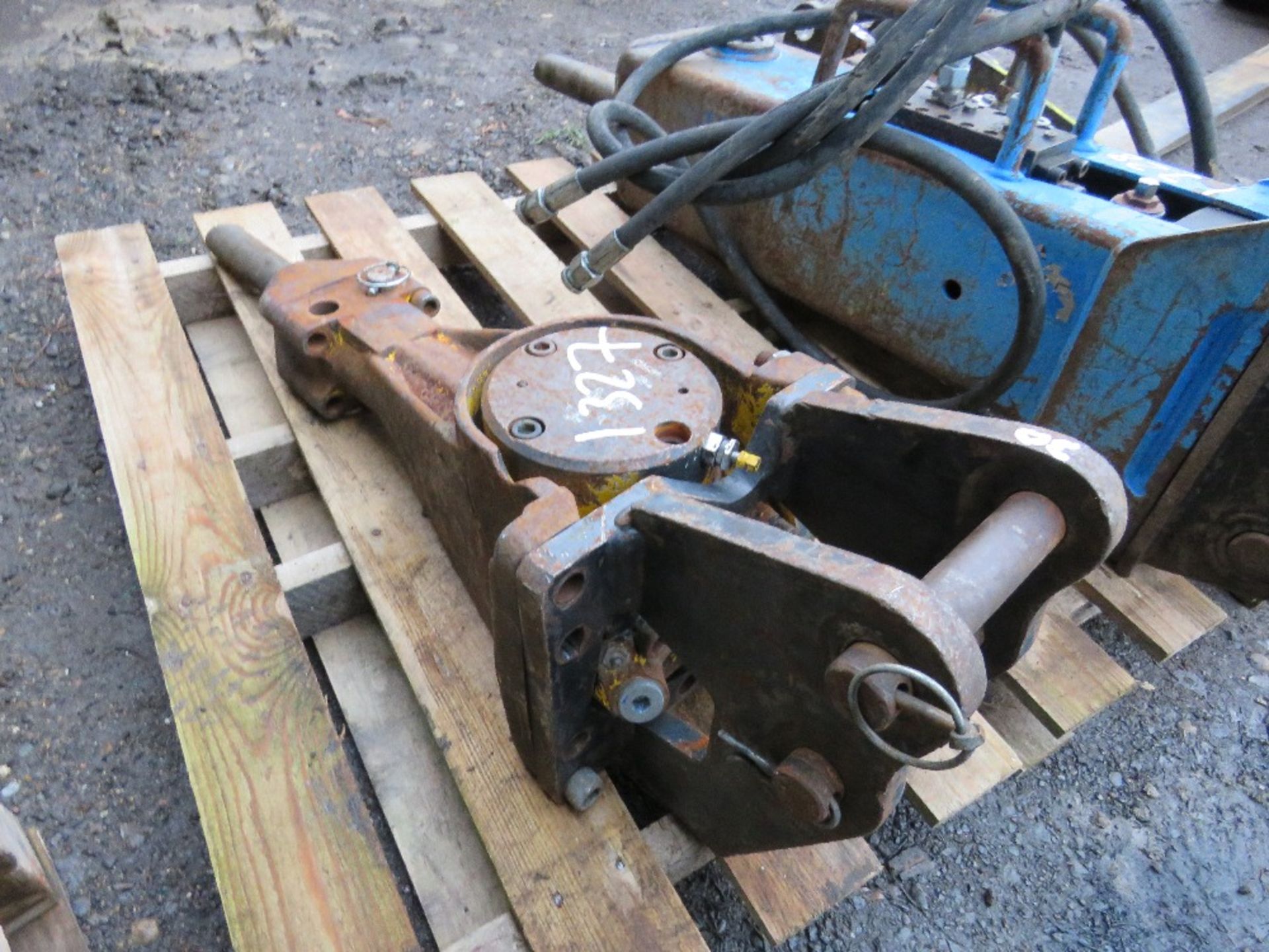 ATLAS COPCO HYDRAULIC EXCAVATOR BREAKER ON 30MM PINS, CONDITION UNKNOWN. - Image 2 of 2