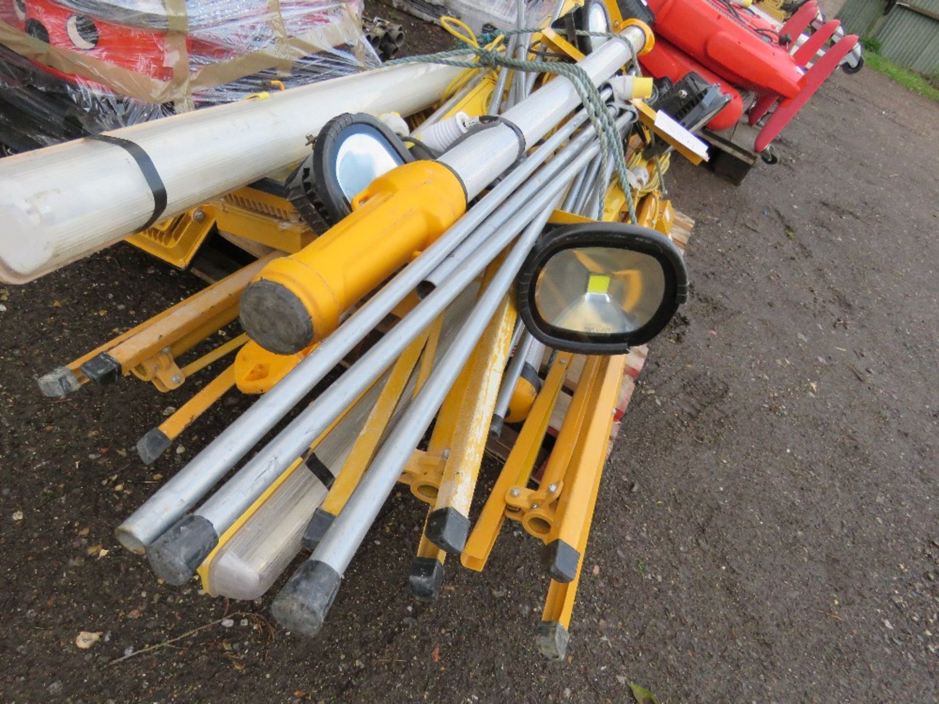 PALLET OD ASSORTED WORKLIGTS WITH STANDS, CONDITION UNKNOWN. - Image 3 of 3