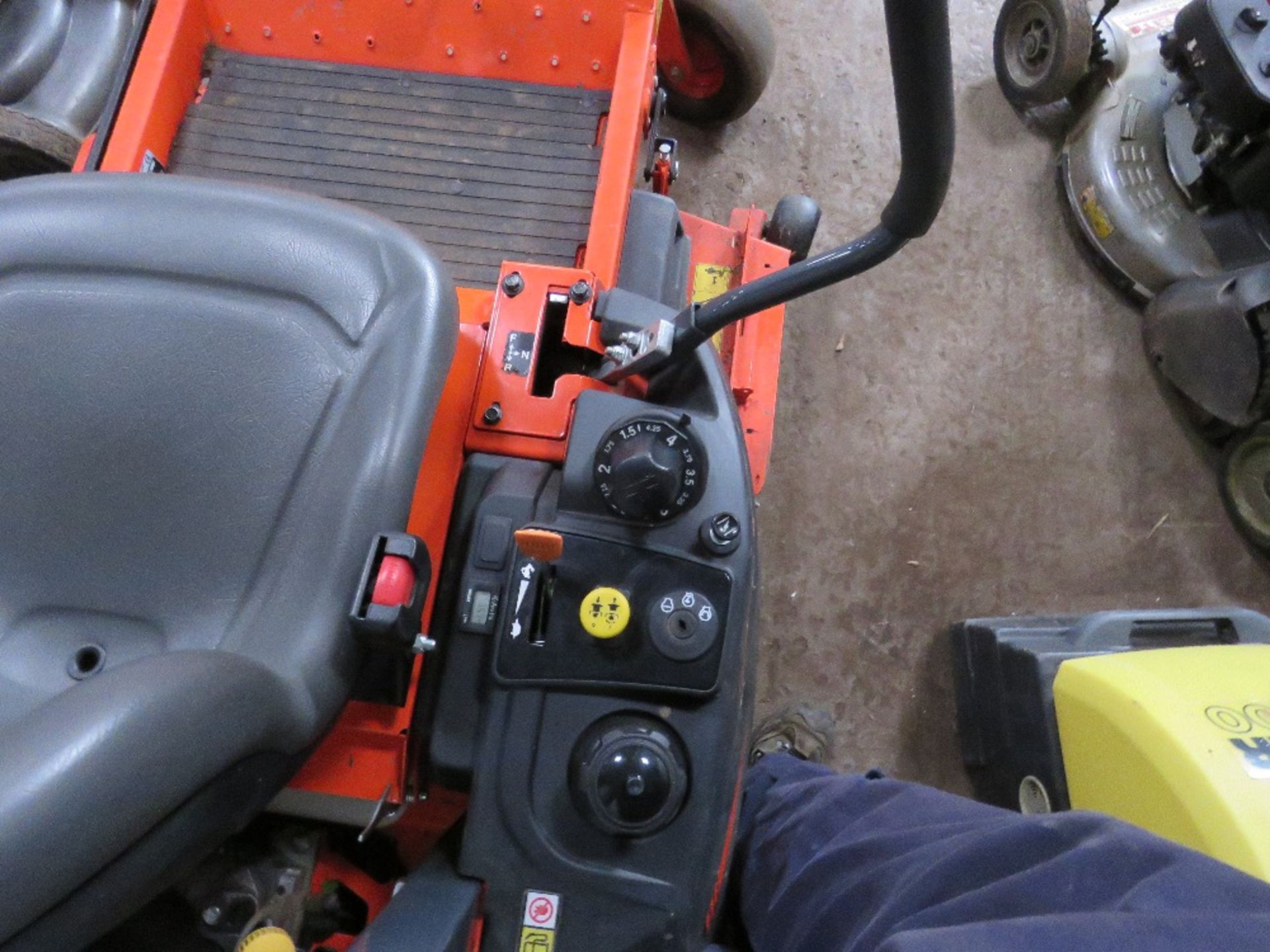 KUBOTA Z122R ZERO TURN RIDE ON MOWER YEAR 2019 157 REC HOURS. WHEN TESTED WAS SEEN TO RUN, DRIVE AND - Bild 6 aus 6