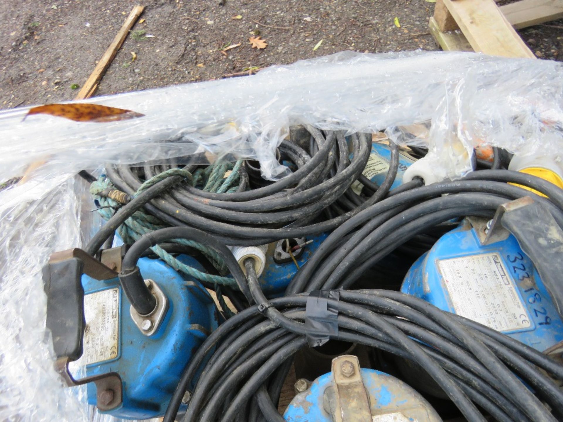PALLET OF SUBMERSIBLE WATER PUMPS. 15NO APPROX. CONDITION UNKNOWN. BELIEVED TO BE 110VOLT POWERED. - Image 3 of 4