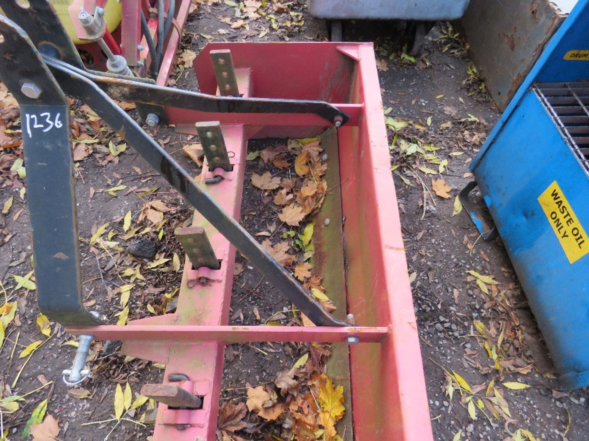 BOX GRADER 4FT WIDE APPOROX FOR COMPACT TRACTOR 3 POINT LINKAGE. - Image 3 of 3