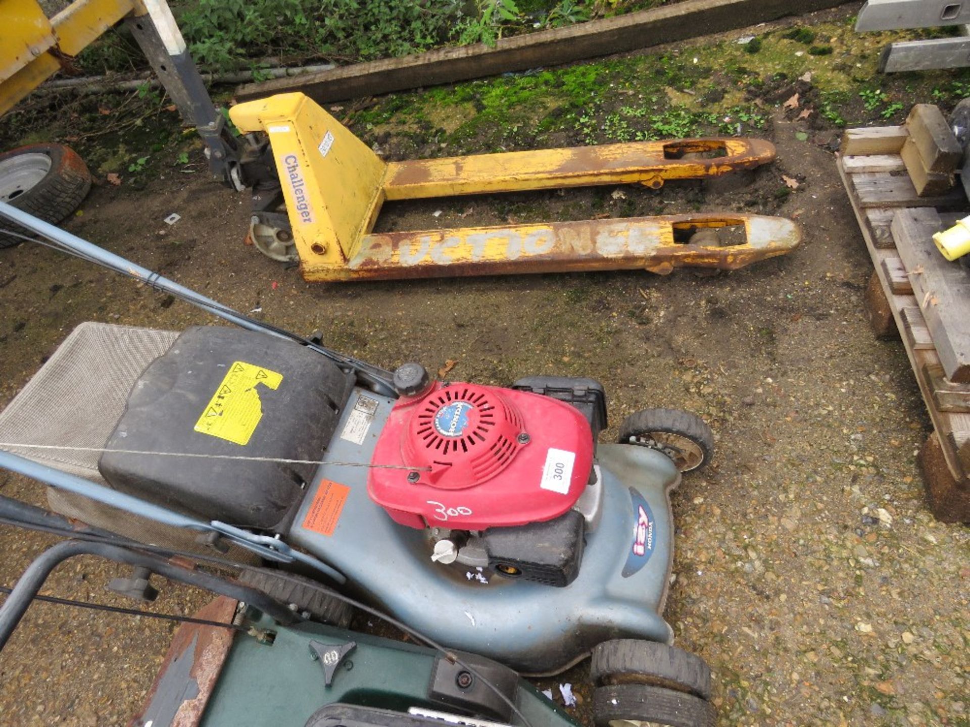 HONDA ISY PETROL MOWER WITH BAG COLLECTOR. - Image 3 of 3