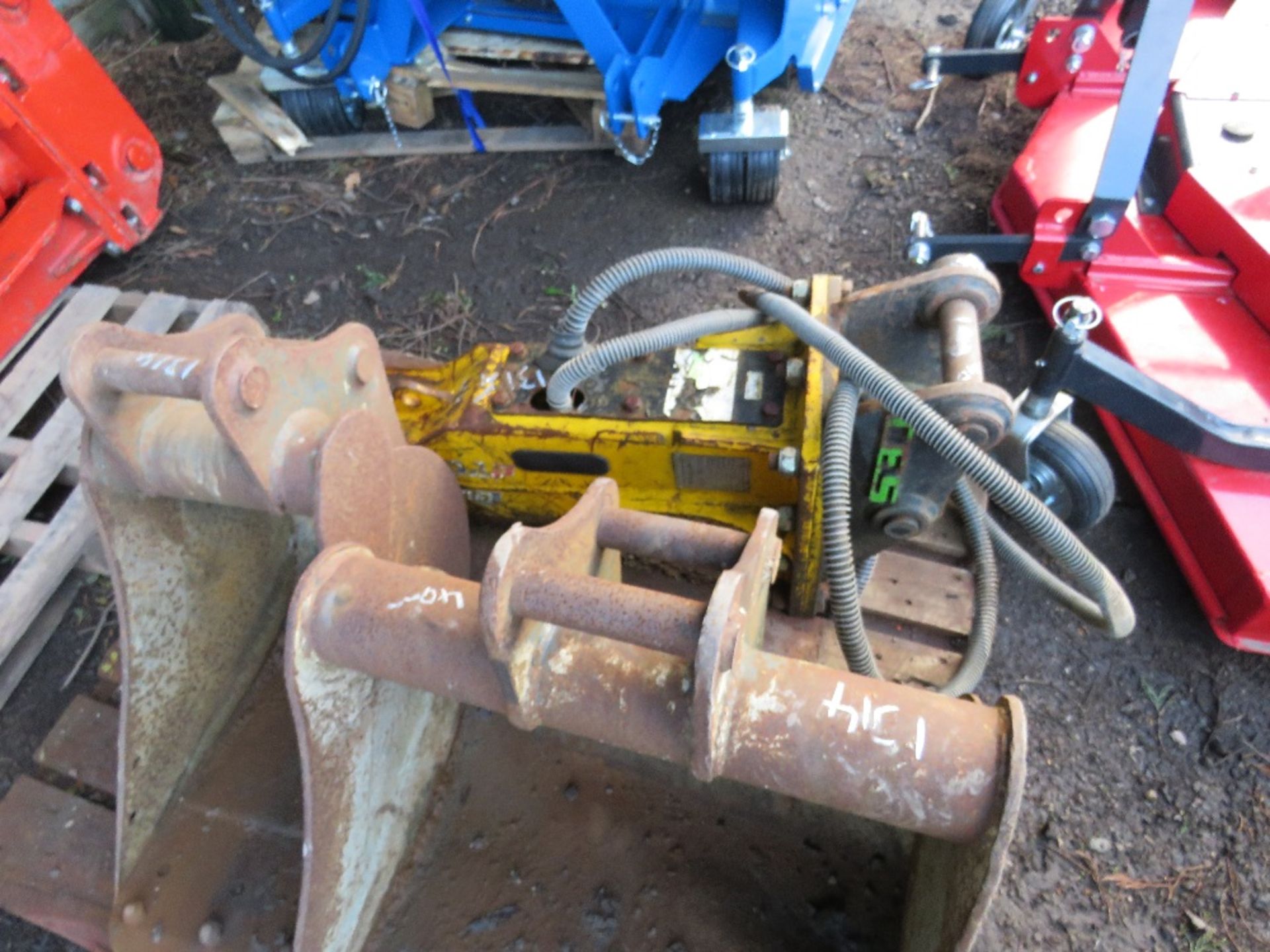 2 X BUCKETS AND OKTEC BREAKER TO SUIT EXCAVATOR ON 40MM PINS. - Image 2 of 4