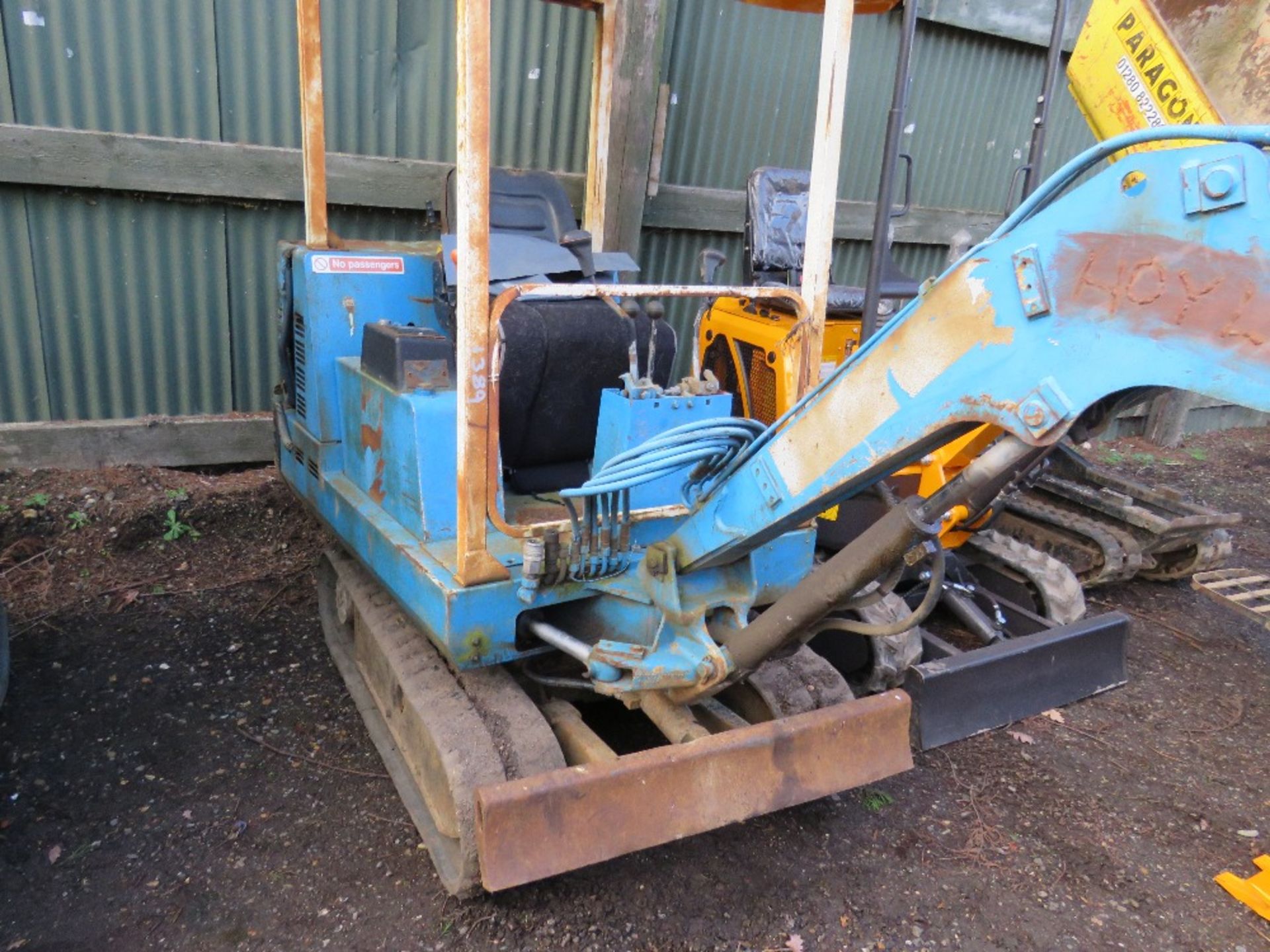 PELJOB 1.5TONNE MINI DIGGER WITH 4 X BUCKETS. SOLD UNDER THE AUCTIONEER'S MARGIN SCHEME THEREF