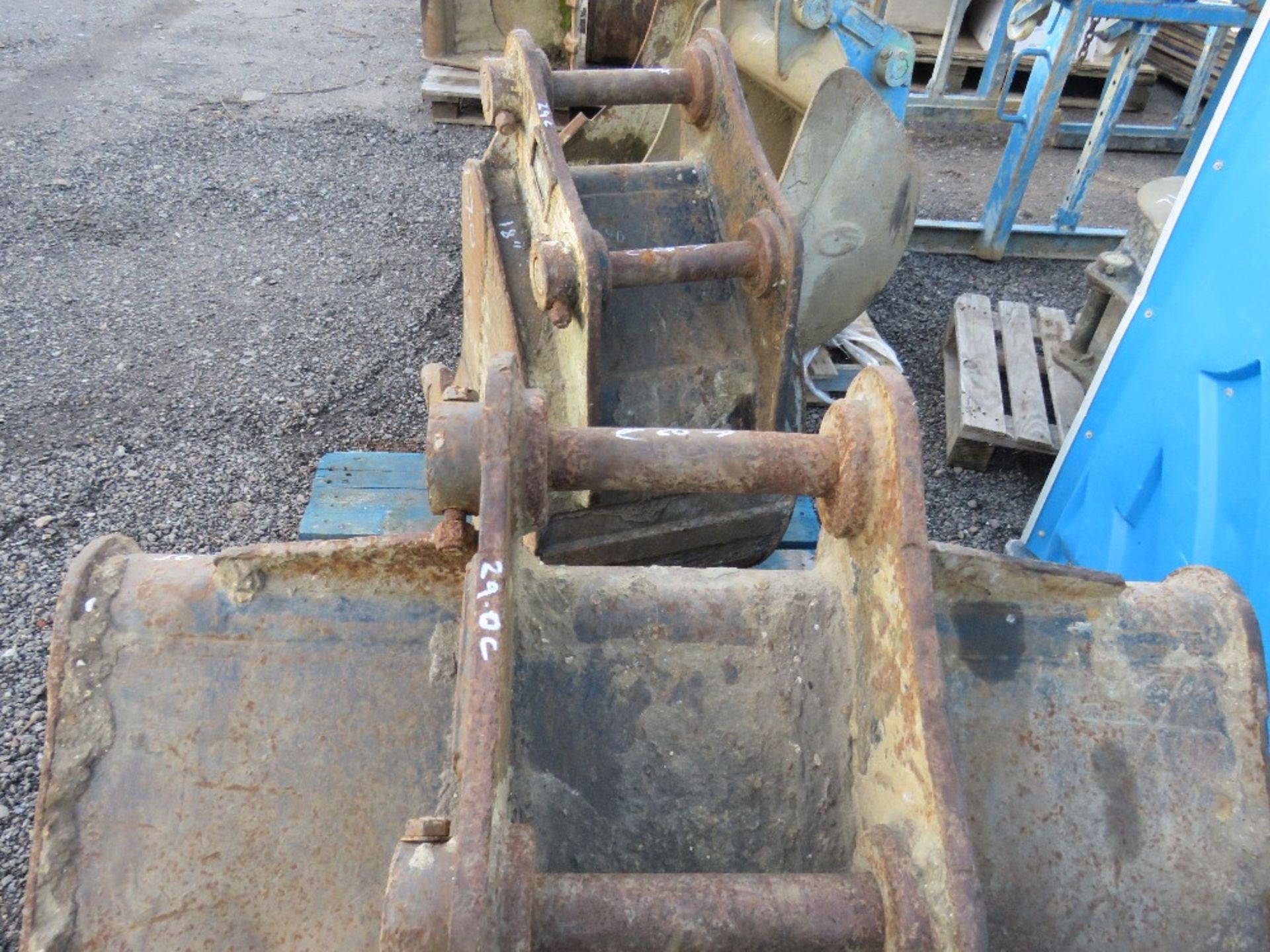 2 X EXCAVATOR BUCKETS ON 45MM PINS. 36" AND 18". 29CM PIN CENTRES, 20CM THROAT APPROX. - Image 5 of 5