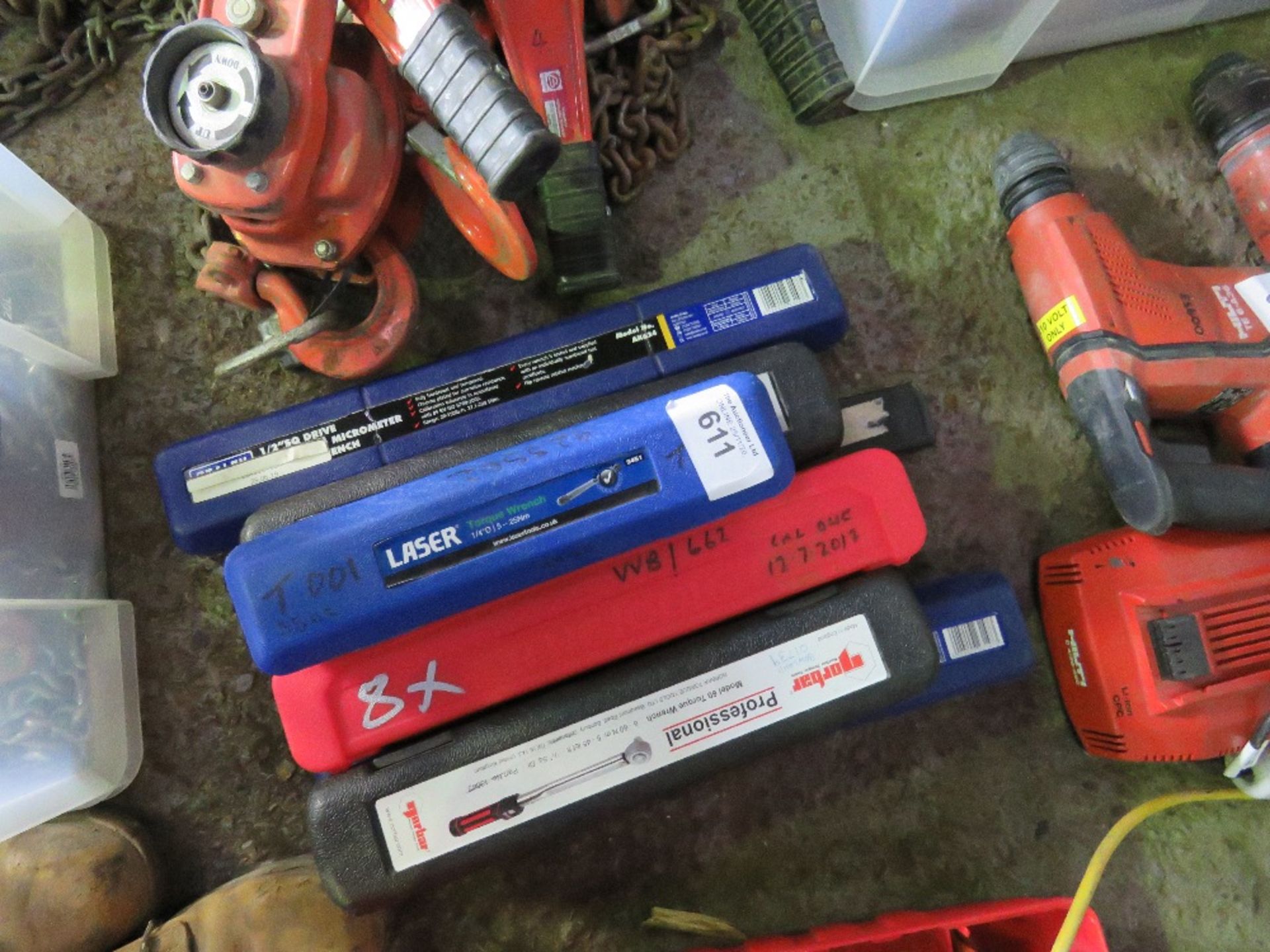 BOX CONTAINING 8 X ASSORTED TORQUE WRENCHES.