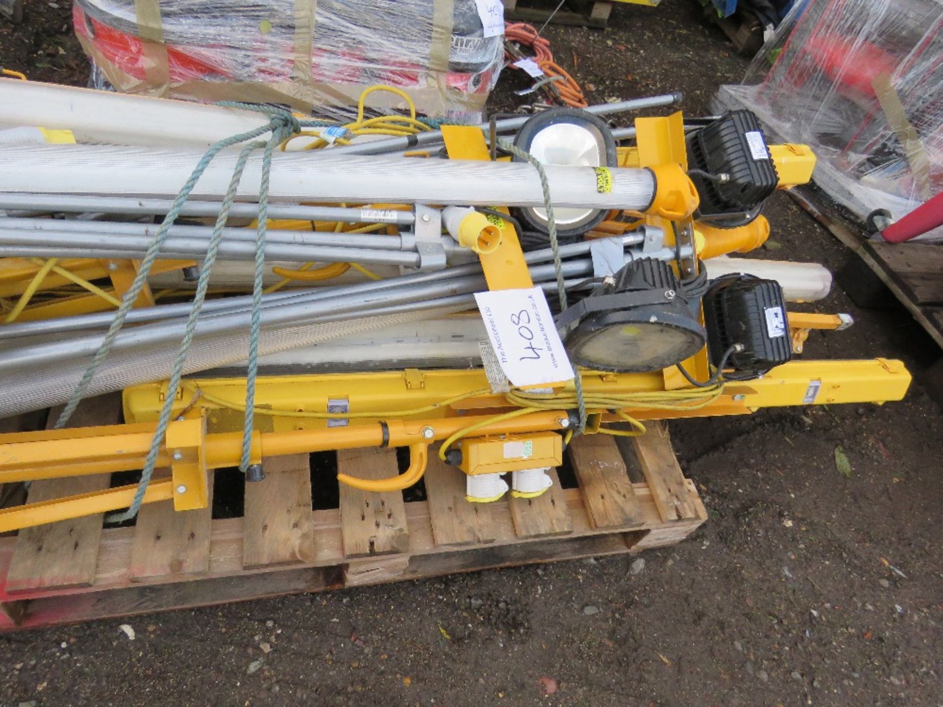 PALLET OD ASSORTED WORKLIGTS WITH STANDS, CONDITION UNKNOWN. - Image 2 of 3