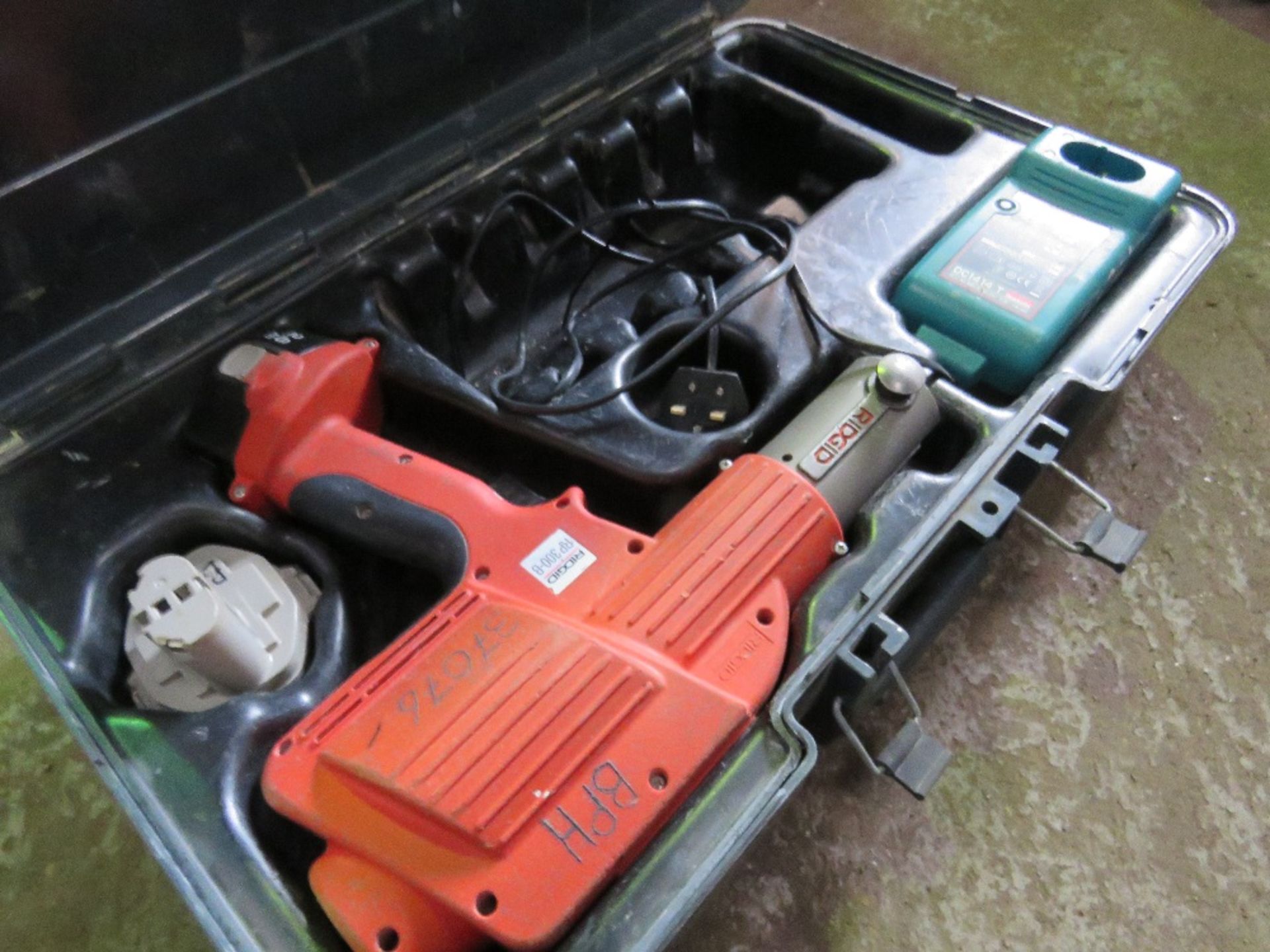 RIDGID RP300-B BATTERY POWERED CRIMPING GUN. NO HEADS. UNTESTED, CONDITION UNKNOWN. - Image 2 of 3