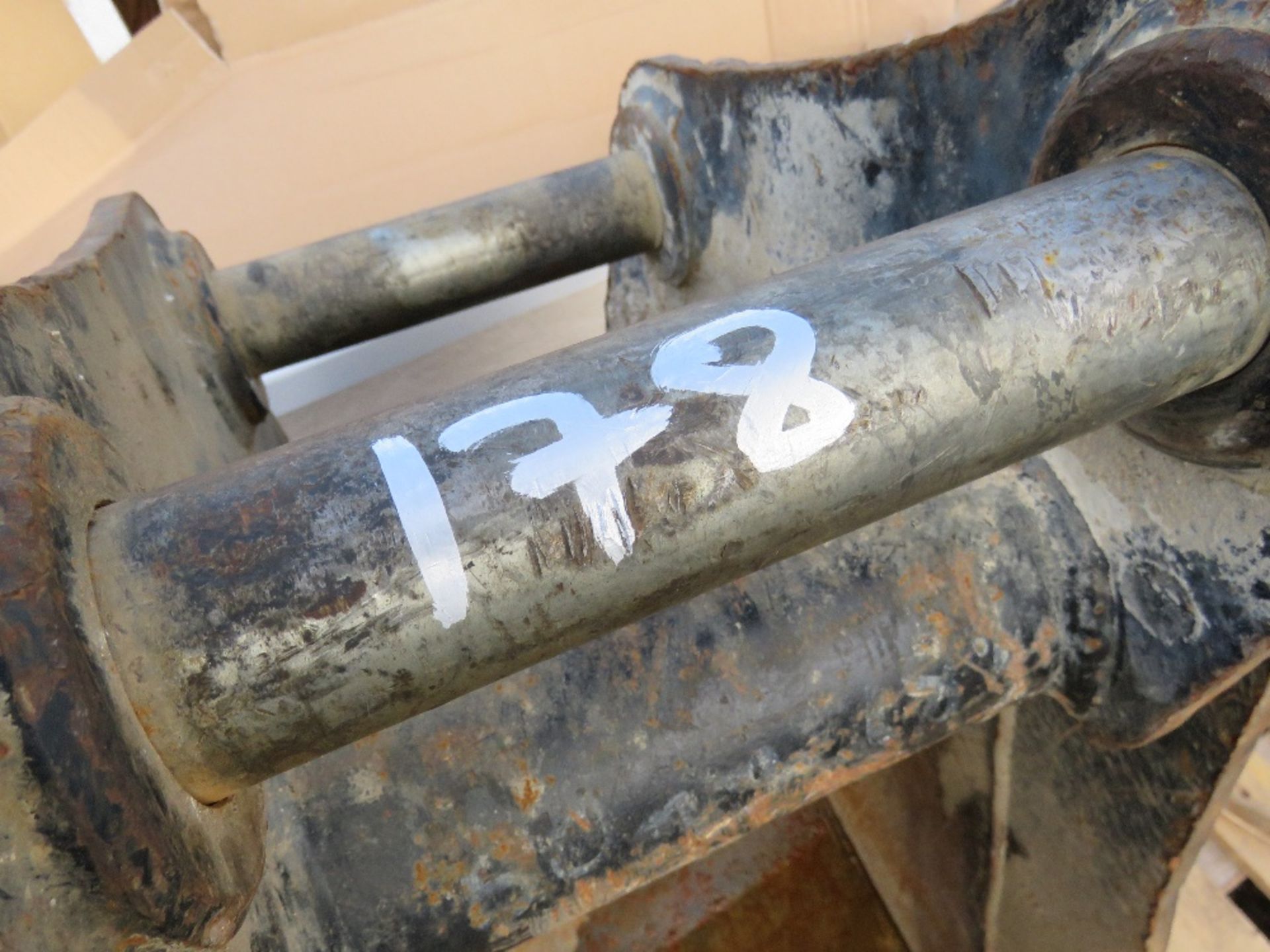 1 X EXCAVATOR BUCKET ON 50MM PINS. 18" WIDTH. - Image 4 of 4