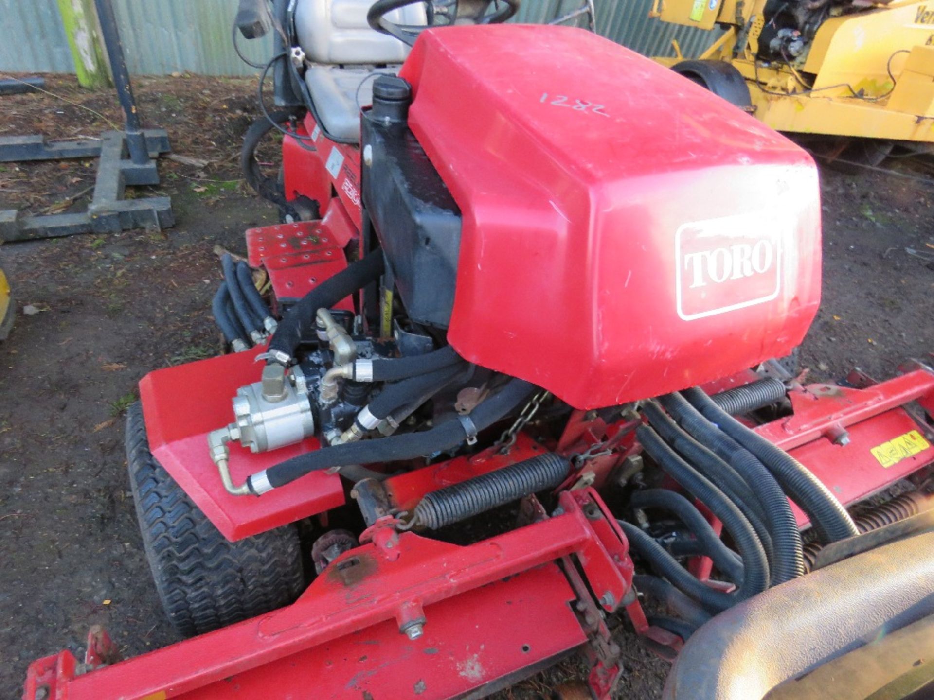 TORO REELMASTER 2300D 3218 REC HRS. TRIPLE MOWER. WHEN TESTED WAS SEEN TO DRIVE, STEER AND BLADES TU - Image 2 of 3
