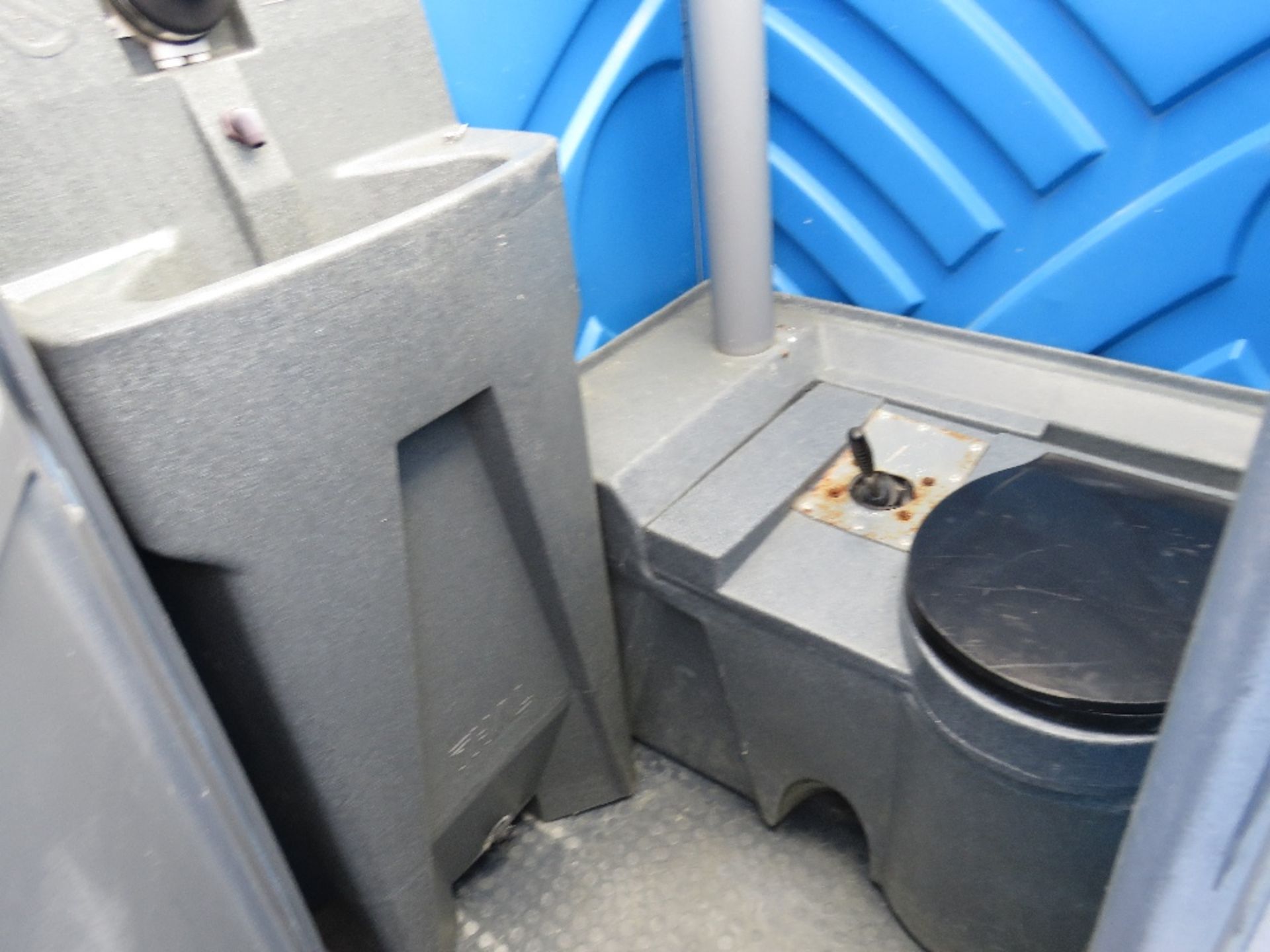 PORTABLE SITE TOILET WITH SINK. - Image 2 of 5