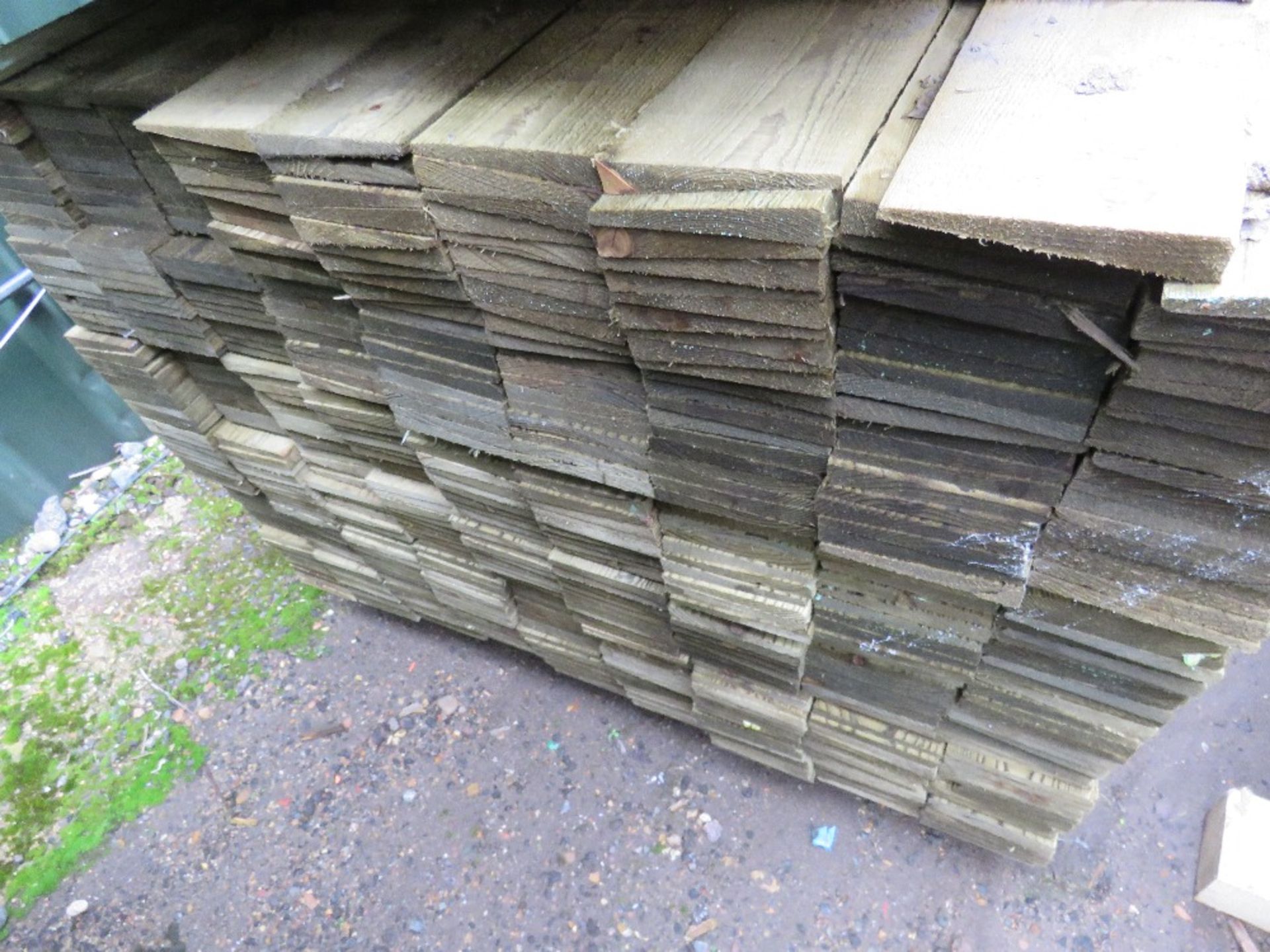 LARGE PACK OF FEATHER EDGE CLADDING TIMBERS, 1.8M X 0.105M APPROX. - Image 2 of 3