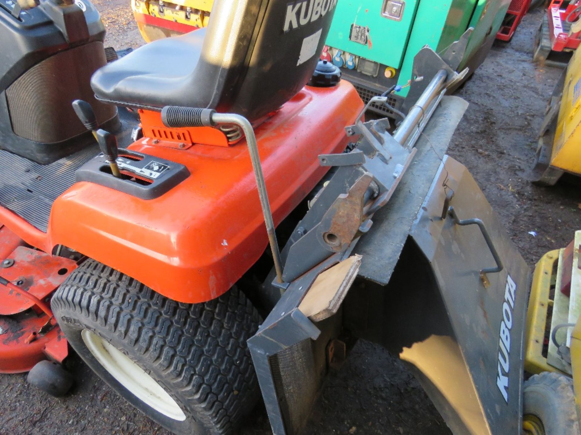 KUBOTA G21 RIDE ON TRACTOR MOWER. YEAR 2004. 1240 REC HRS. SN:10519. WHEN TESTED WAS SEEN TO DRIVE, - Image 4 of 4