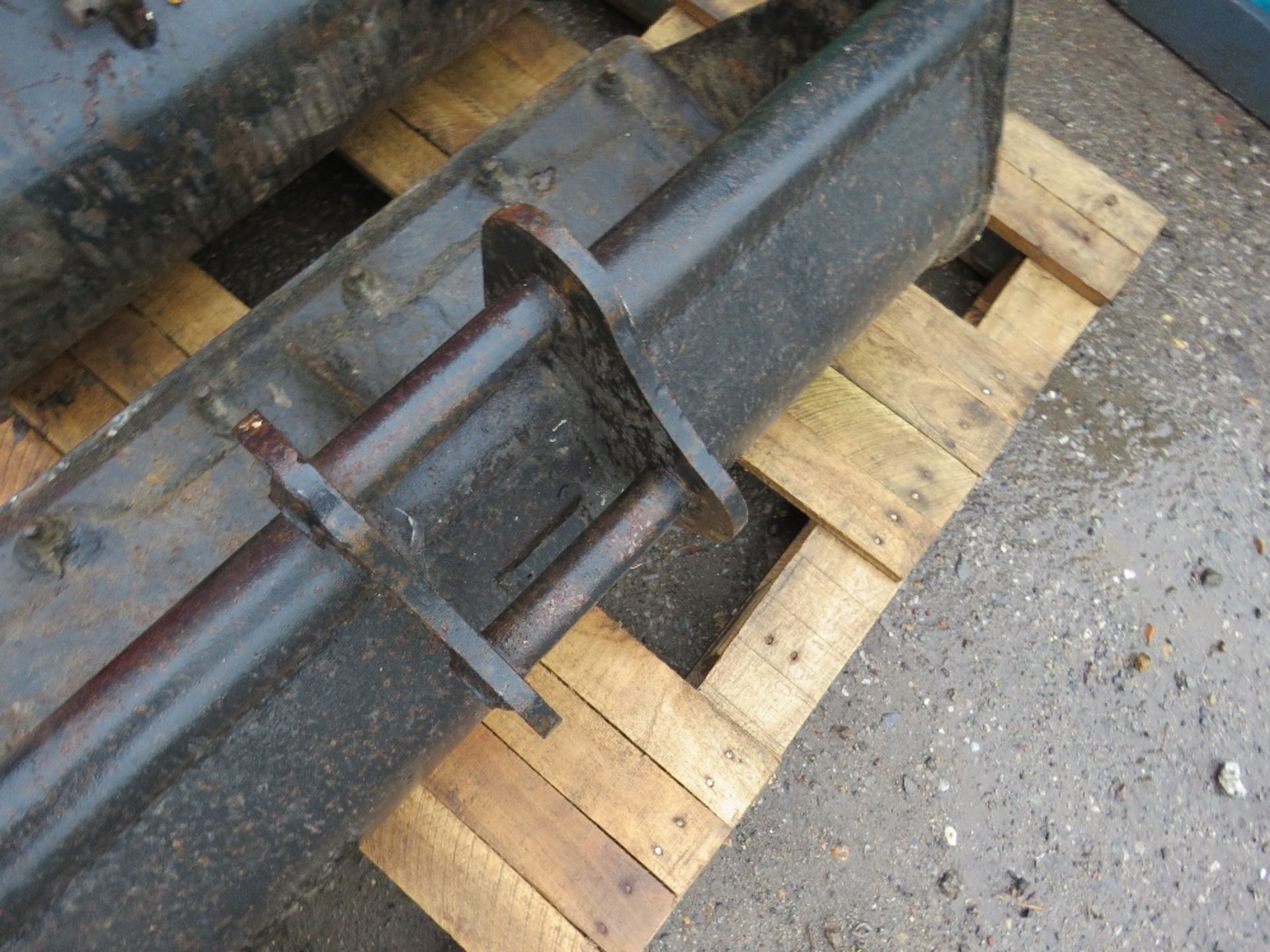 EXCAVATOR BUCKET, 3FT WIDE APPROX. 30MM PINS. - Image 2 of 2