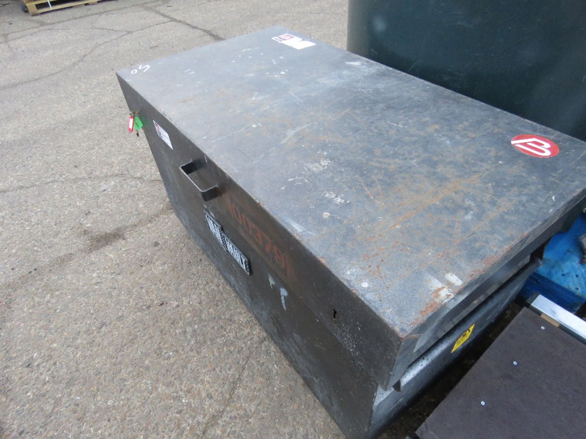 TOOL BOX WITH KEY. (LOCK NOT WORKING??) SOURCED FROM LOCAL DEPOT CLEARANCE DUE TO A CHANGE IN POLICY - Image 2 of 2