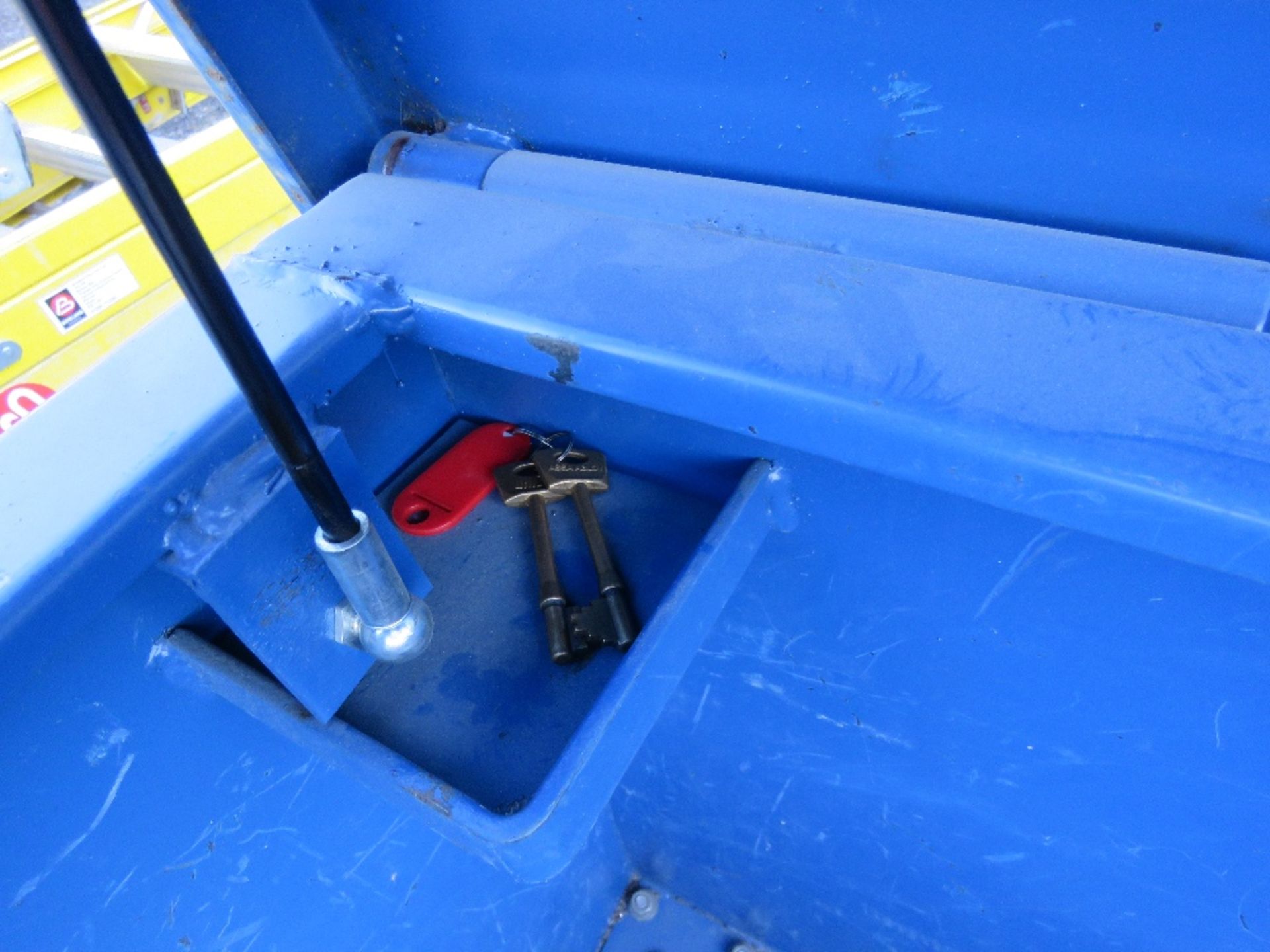 TOOL BOX ON WHEELS WITH KEYS. SOURCED FROM LOCAL DEPOT CLEARANCE DUE TO A CHANGE IN POLICY. - Image 4 of 4