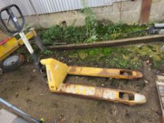 PALLET TRUCK. LIFTS AND LOWERS BUT FRONT WHEELS SEIZED.