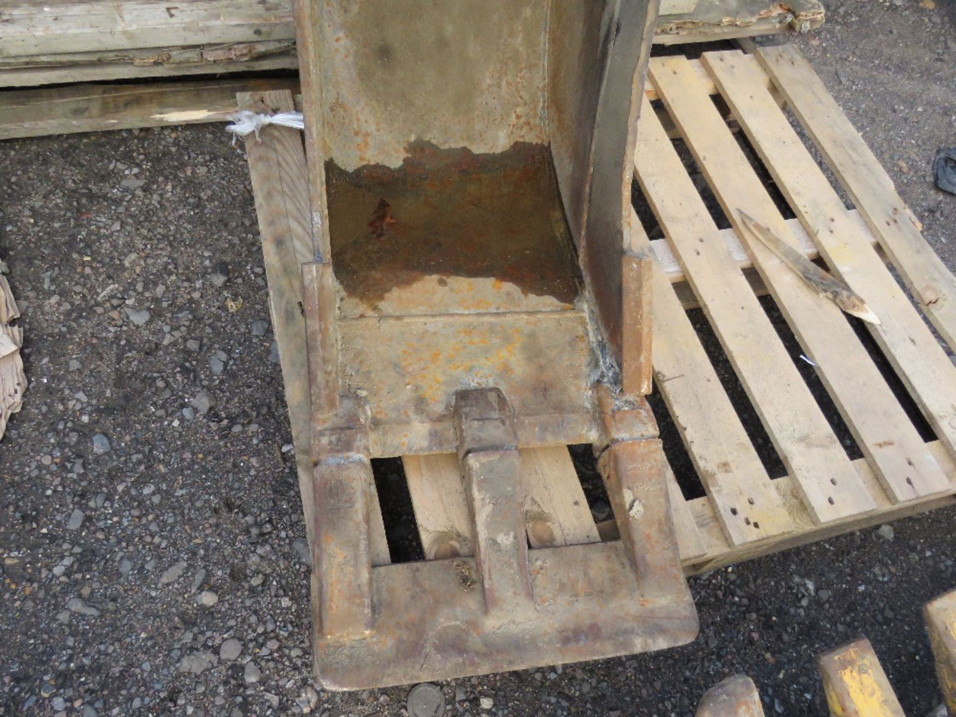 1 X EXCAVATOR BUCKET ON 50MM PINS. 18" WIDTH. - Image 2 of 4