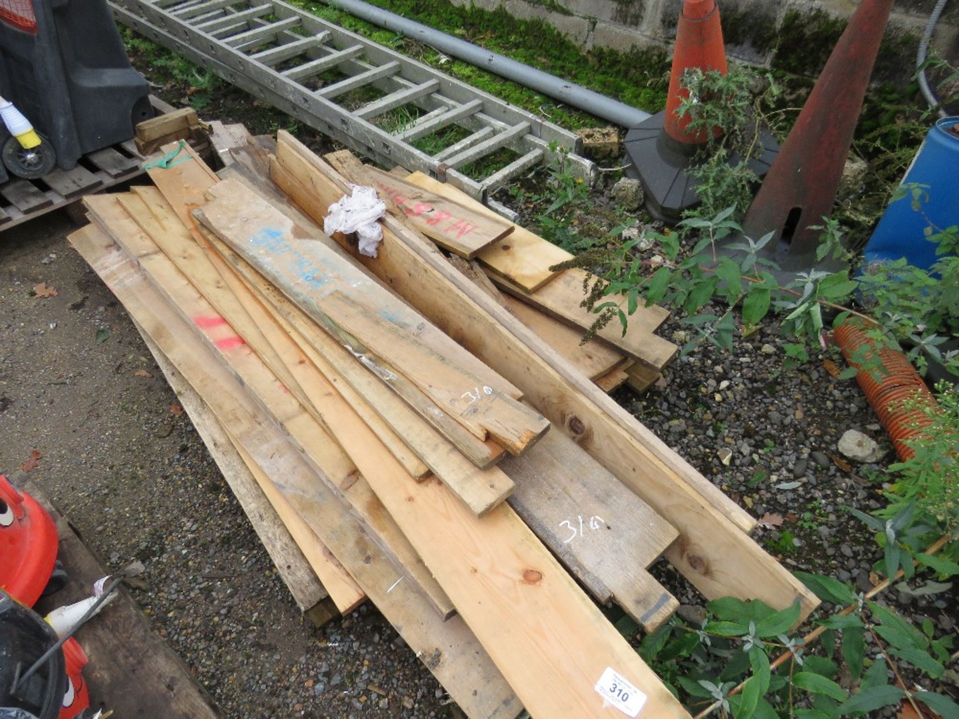 PALLET CONTAINING TIMBER SCAFFOLD KICK BOARDS.