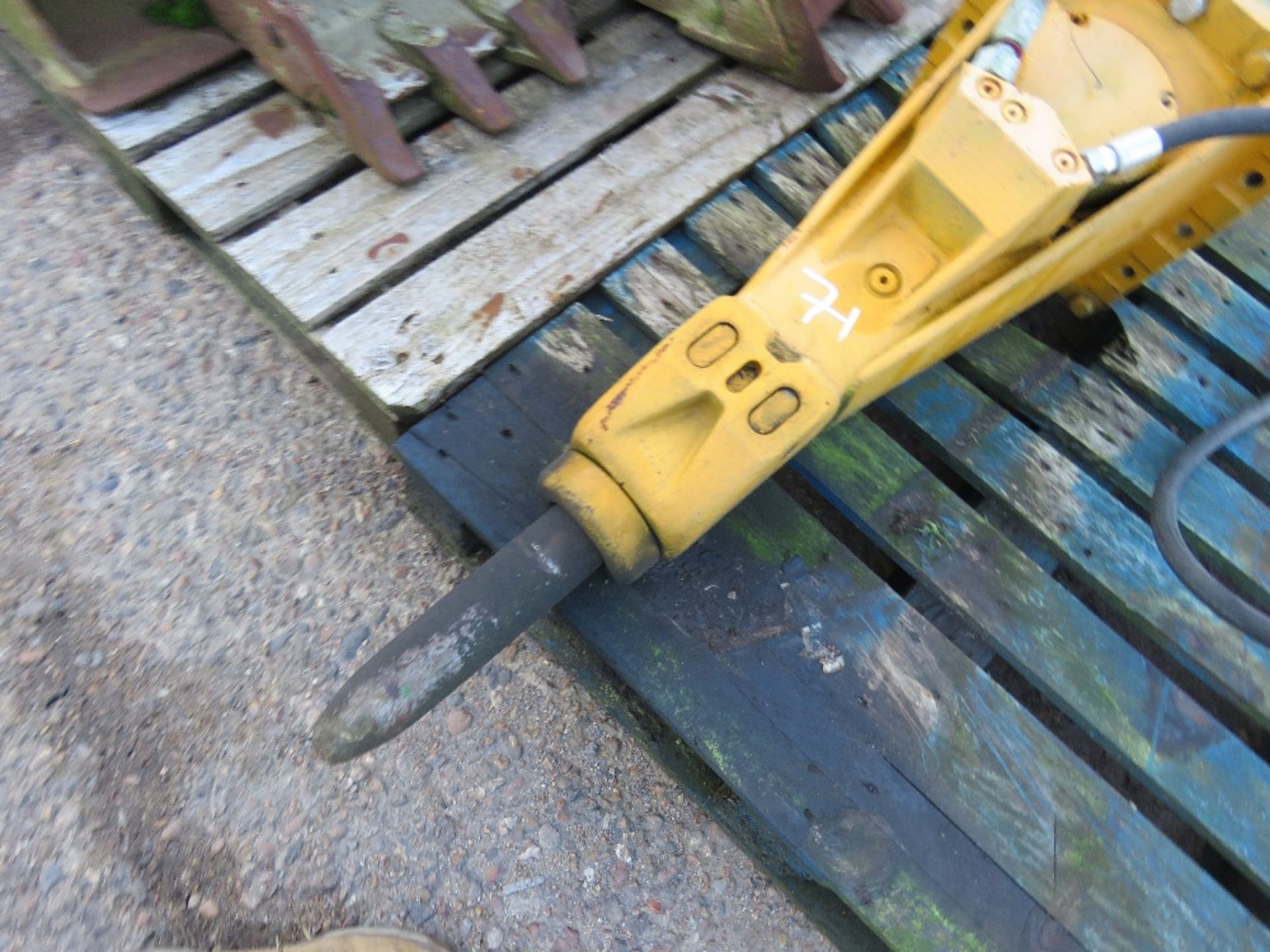 ATLAS COPCO 4-T TONNE EXCAVATOR BREAKER, ON KLAC HITCH. RETIREMENT SALE. - Image 2 of 3