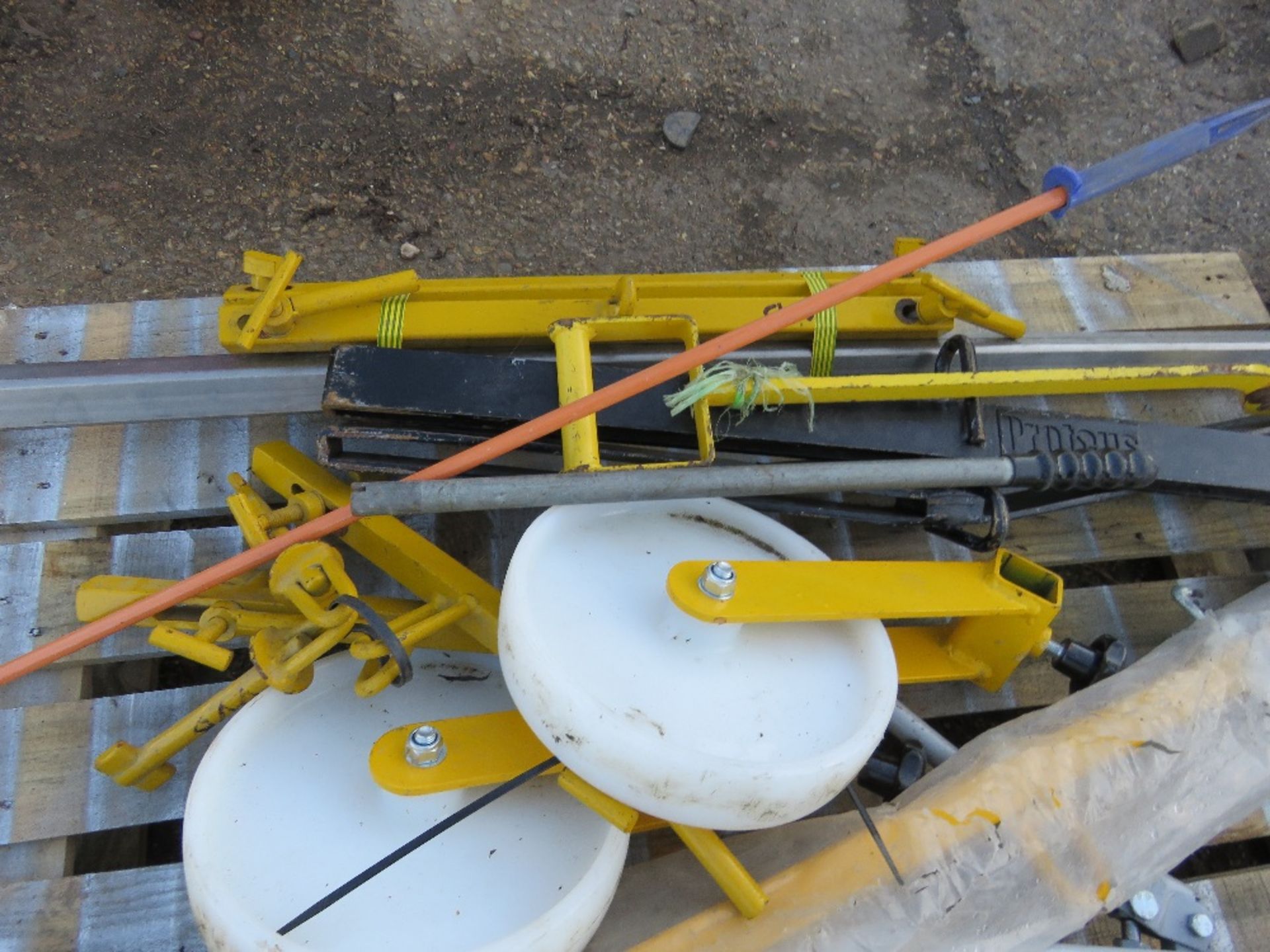MANHOLE LID LIFTING TROLLEY AND ASSOCIATED EQUIPMENT. SOURCED FROM LOCAL DEPOT CLEARANCE DUE TO A CH - Image 3 of 3